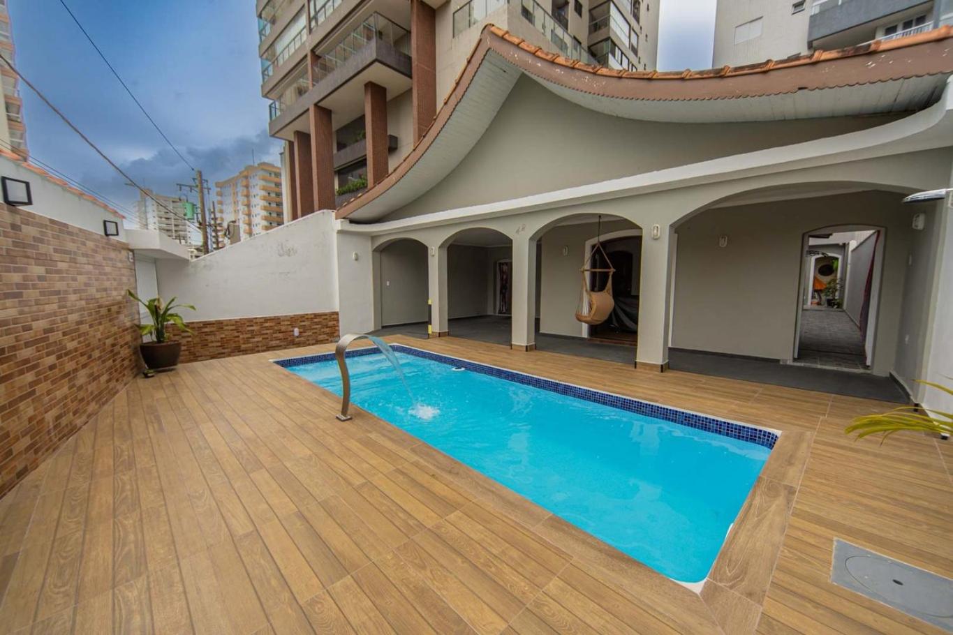 Casa com Piscina e Churrasqueira a 220 m da Praia