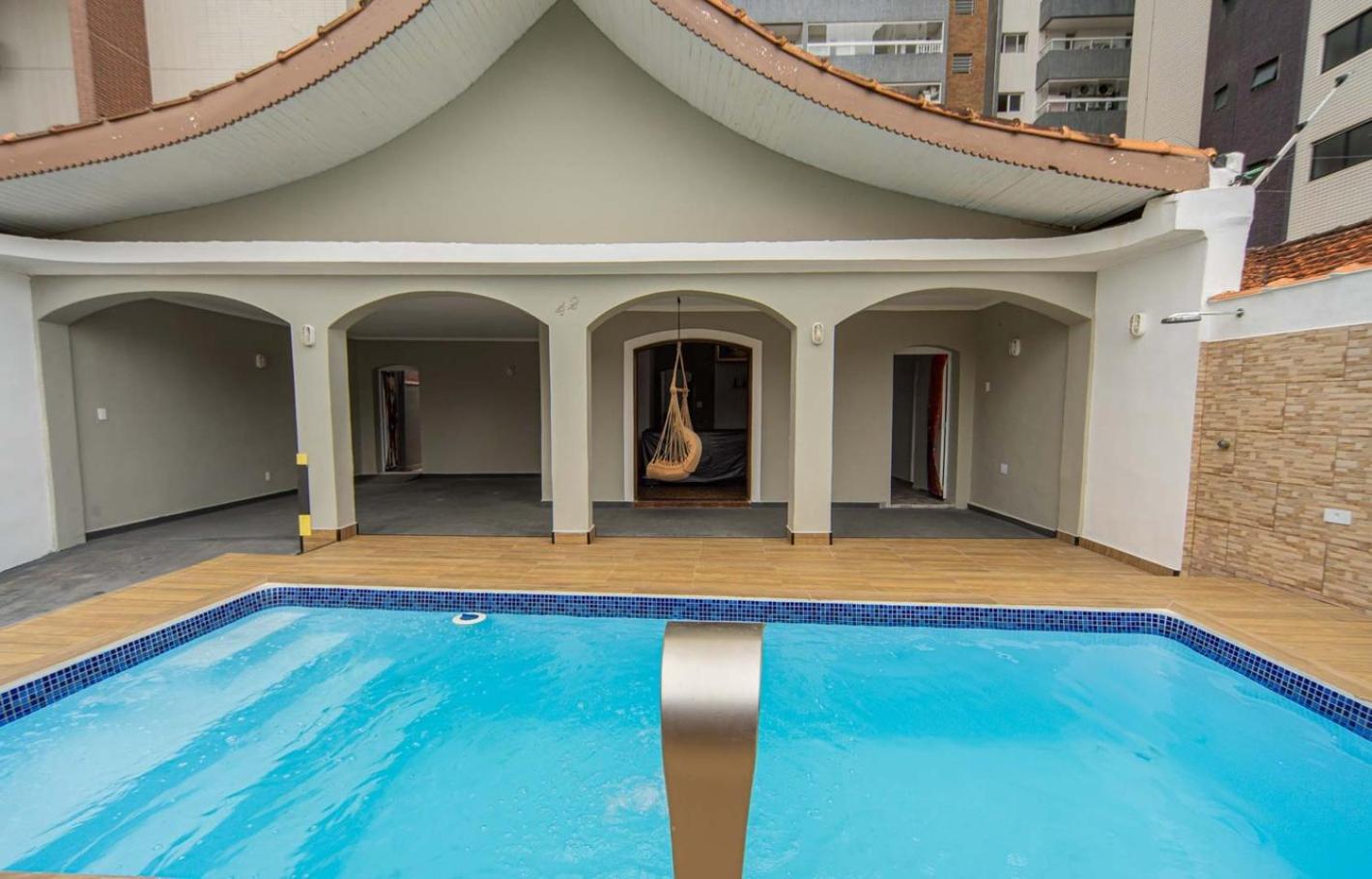Casa com Piscina e Churrasqueira a 220 m da Praia