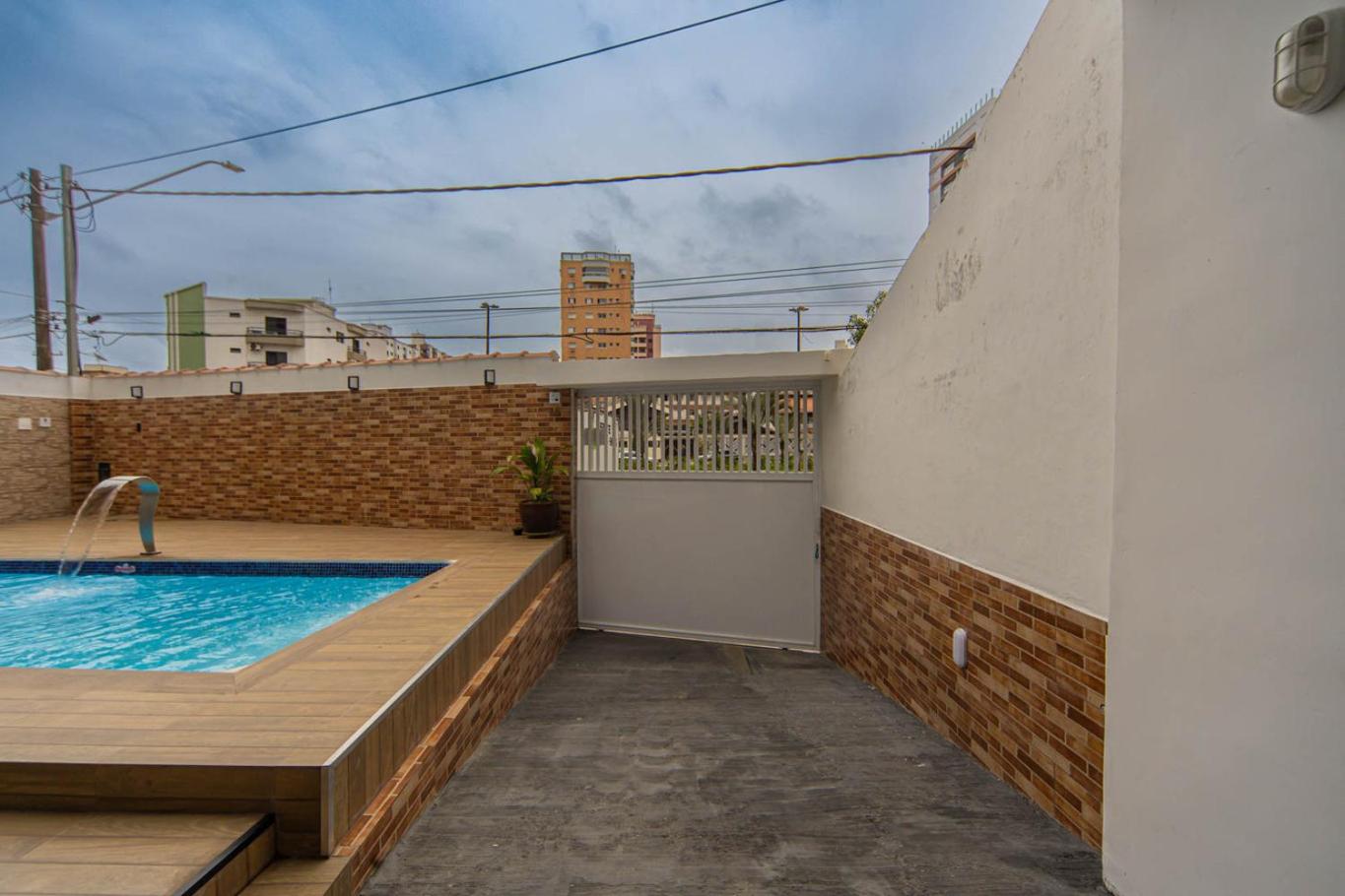 Casa com Piscina e Churrasqueira a 220 m da Praia