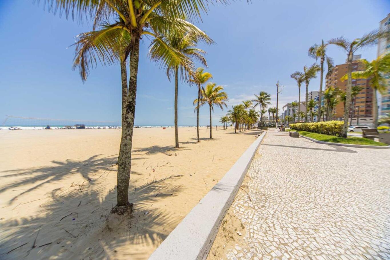 Casa com Piscina e Churrasqueira a 220 m da Praia