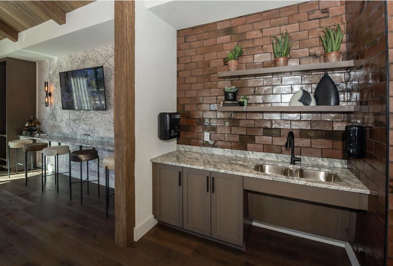 Landing Modern 1BD Gym Game Room