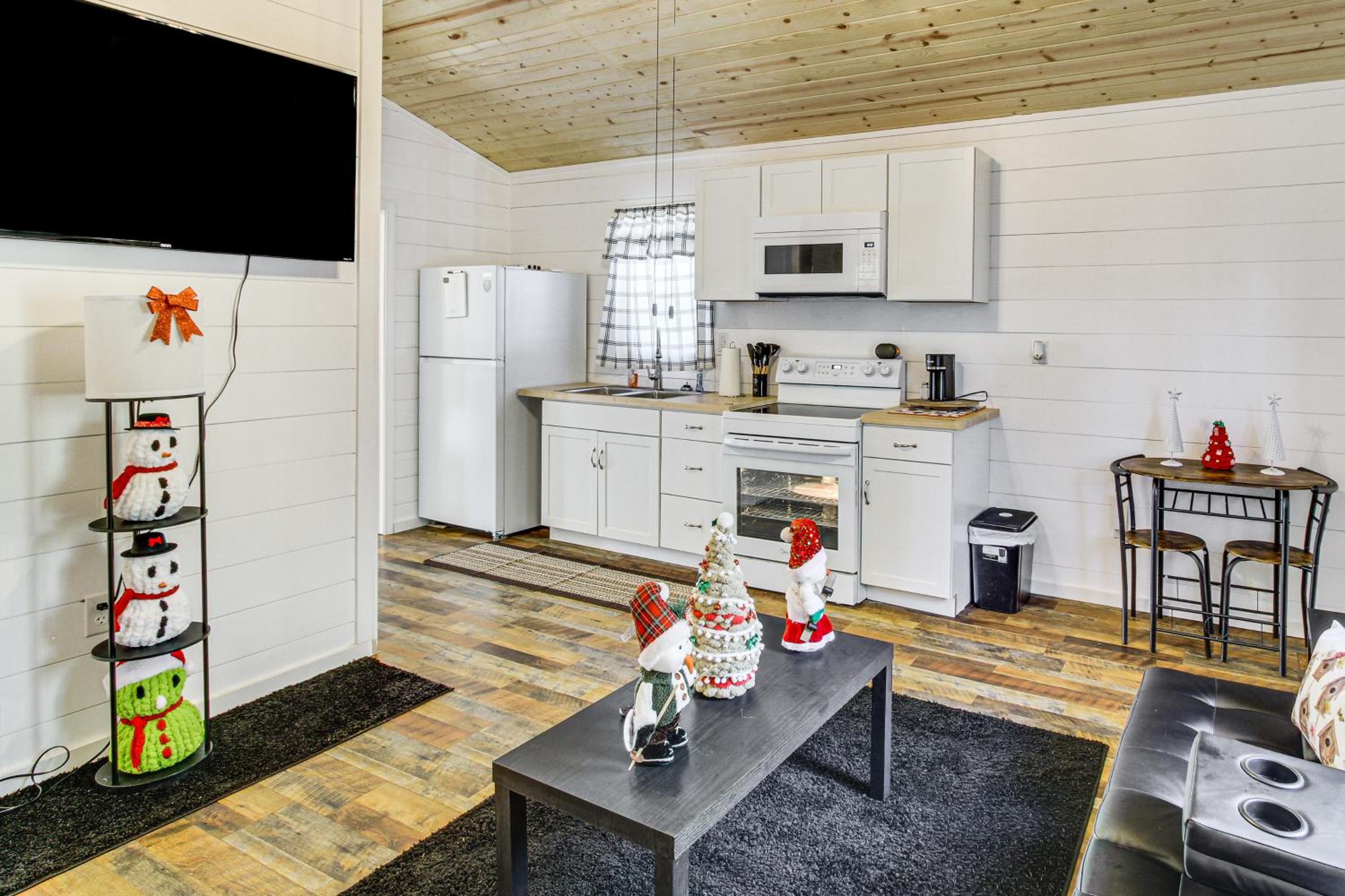 1 Mi to Dtwn Enterprise Pet-Friendly Home with Yard