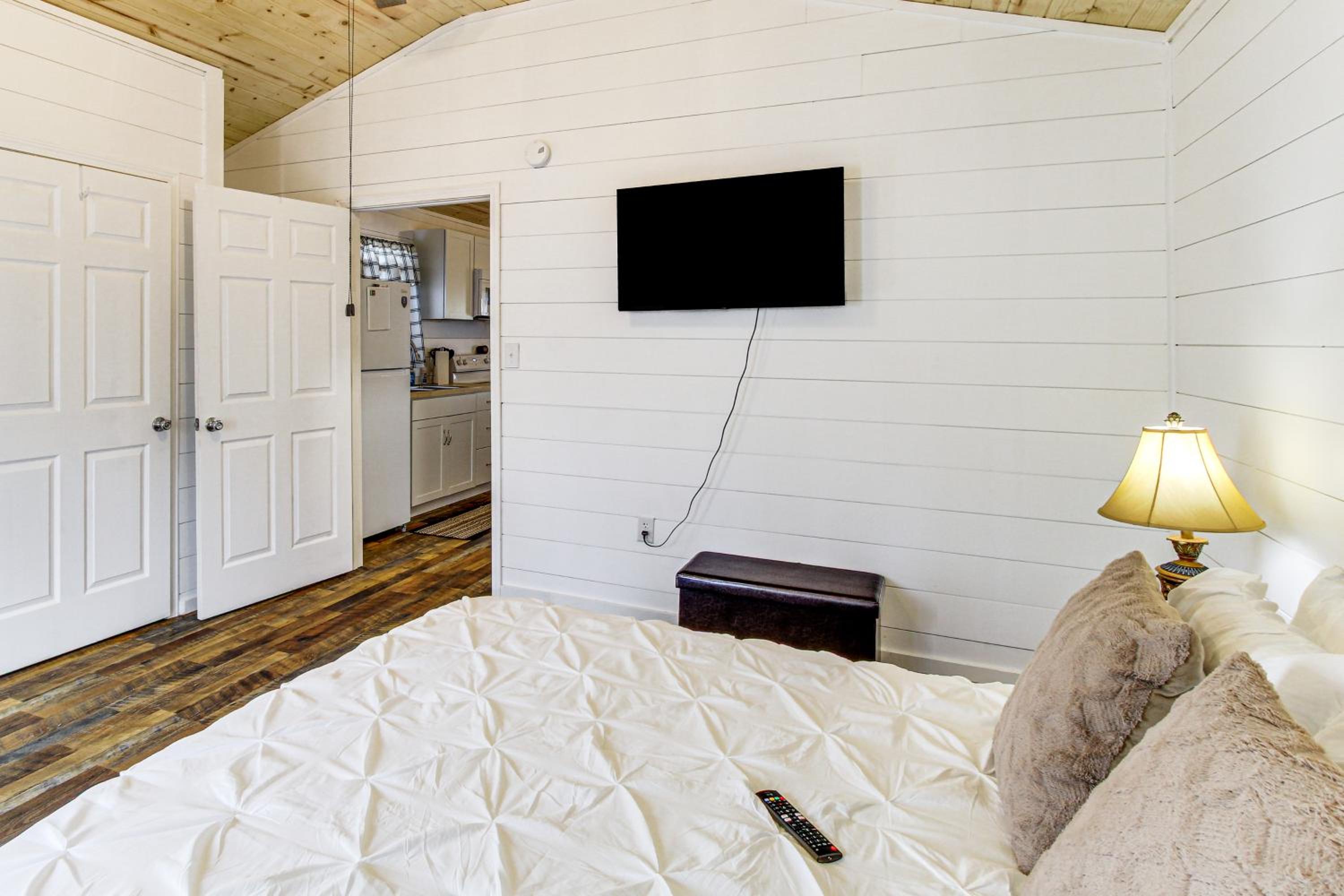 1 Mi to Dtwn Enterprise Pet-Friendly Home with Yard