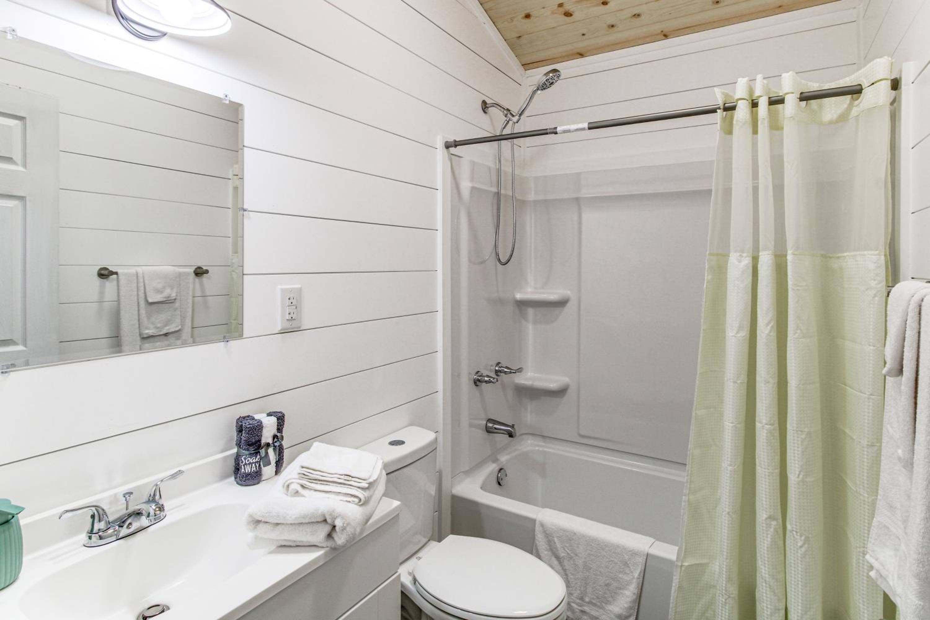 1 Mi to Dtwn Enterprise Pet-Friendly Home with Yard