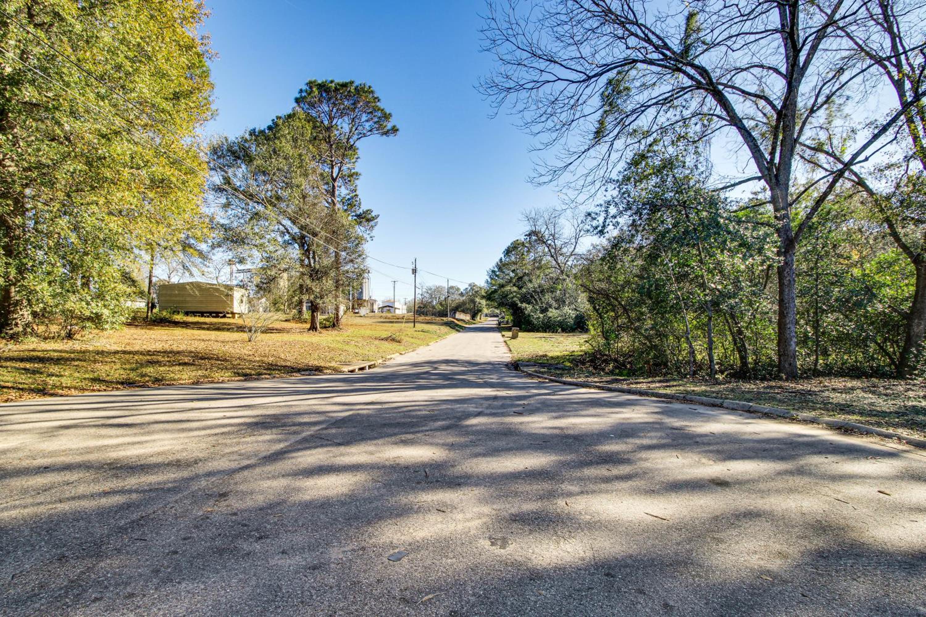 1 Mi to Dtwn Enterprise Pet-Friendly Home with Yard