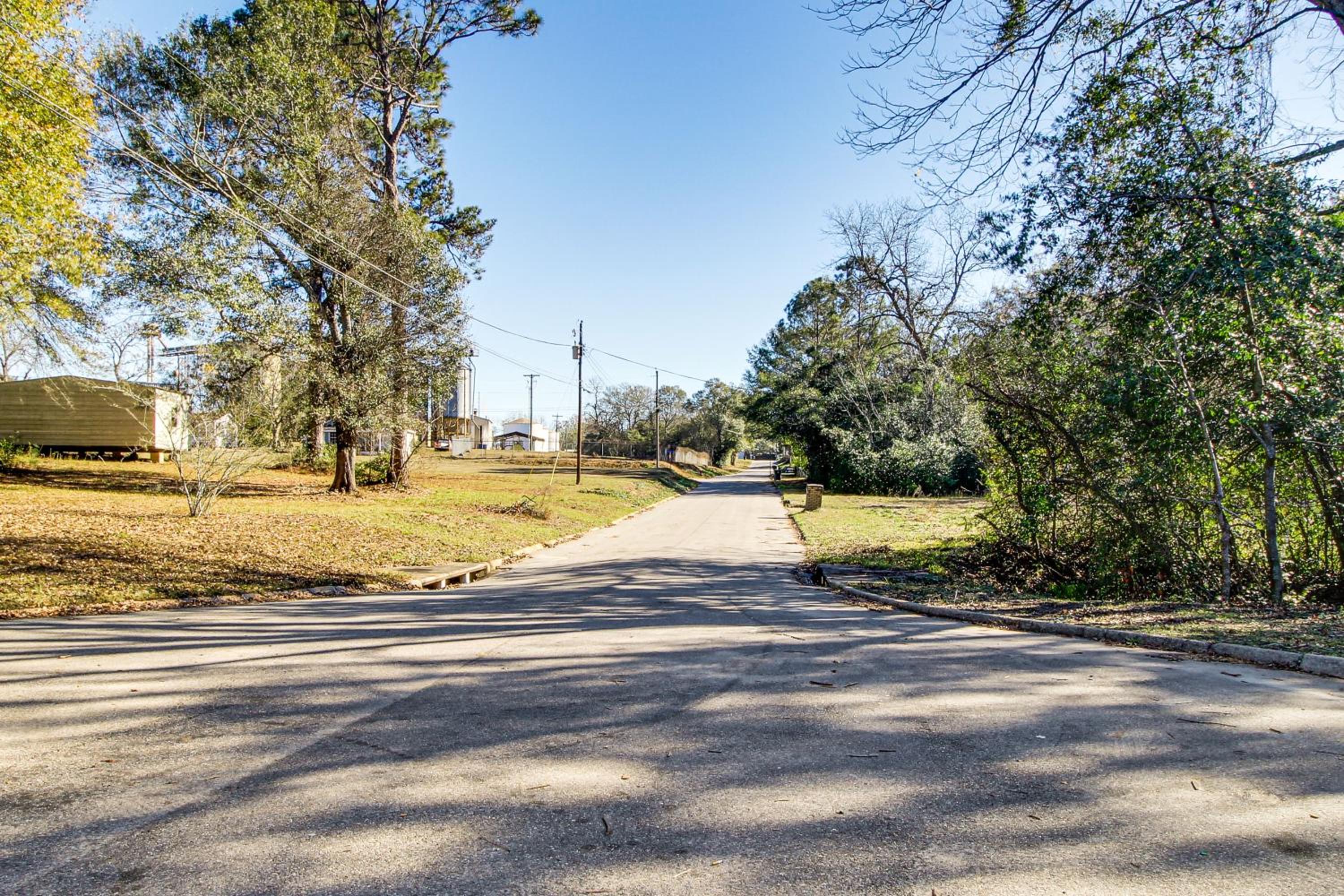 1 Mi to Dtwn Enterprise Pet-Friendly Home with Yard