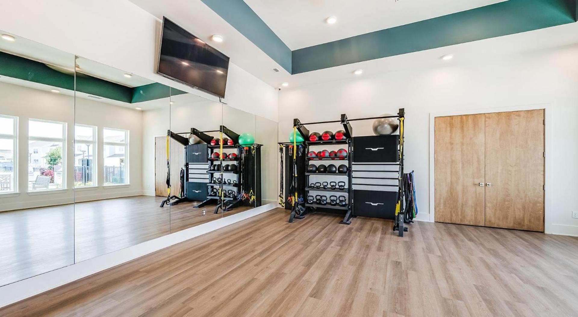Landing Beautiful 2BD Gym Yoga Studio