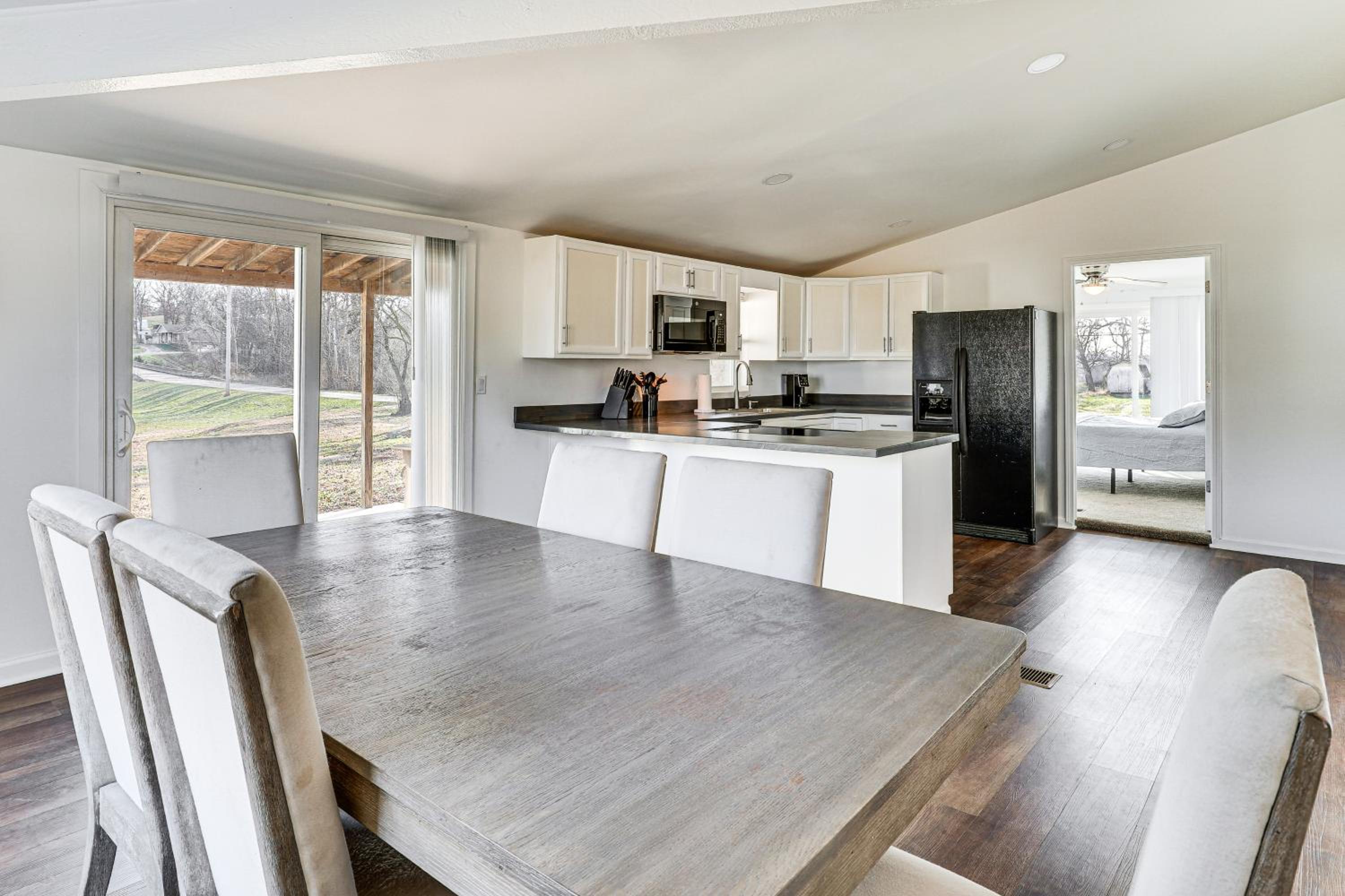 Steps to Winery! Updated Farmhouse in Holt