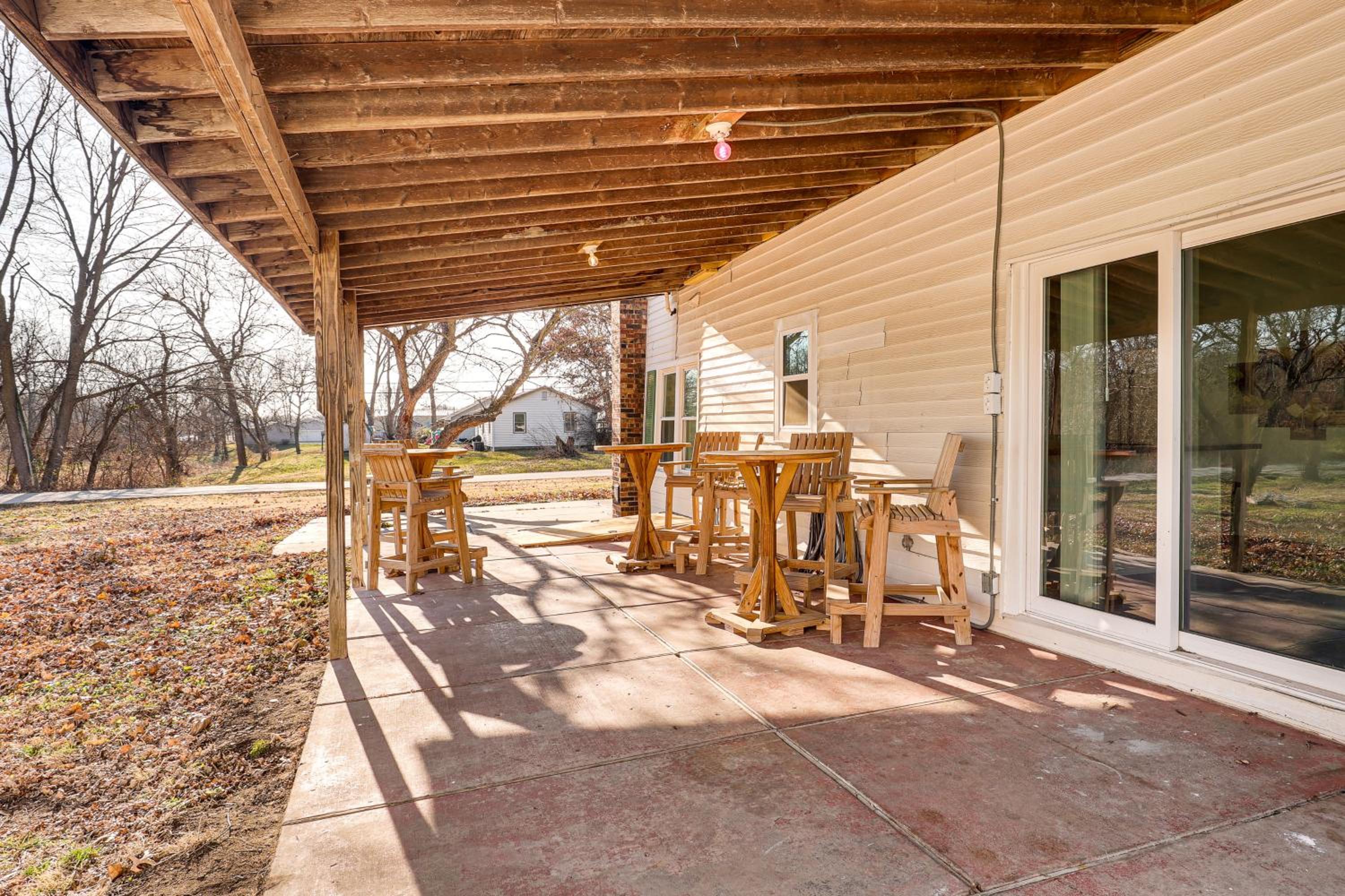 Steps to Winery! Updated Farmhouse in Holt