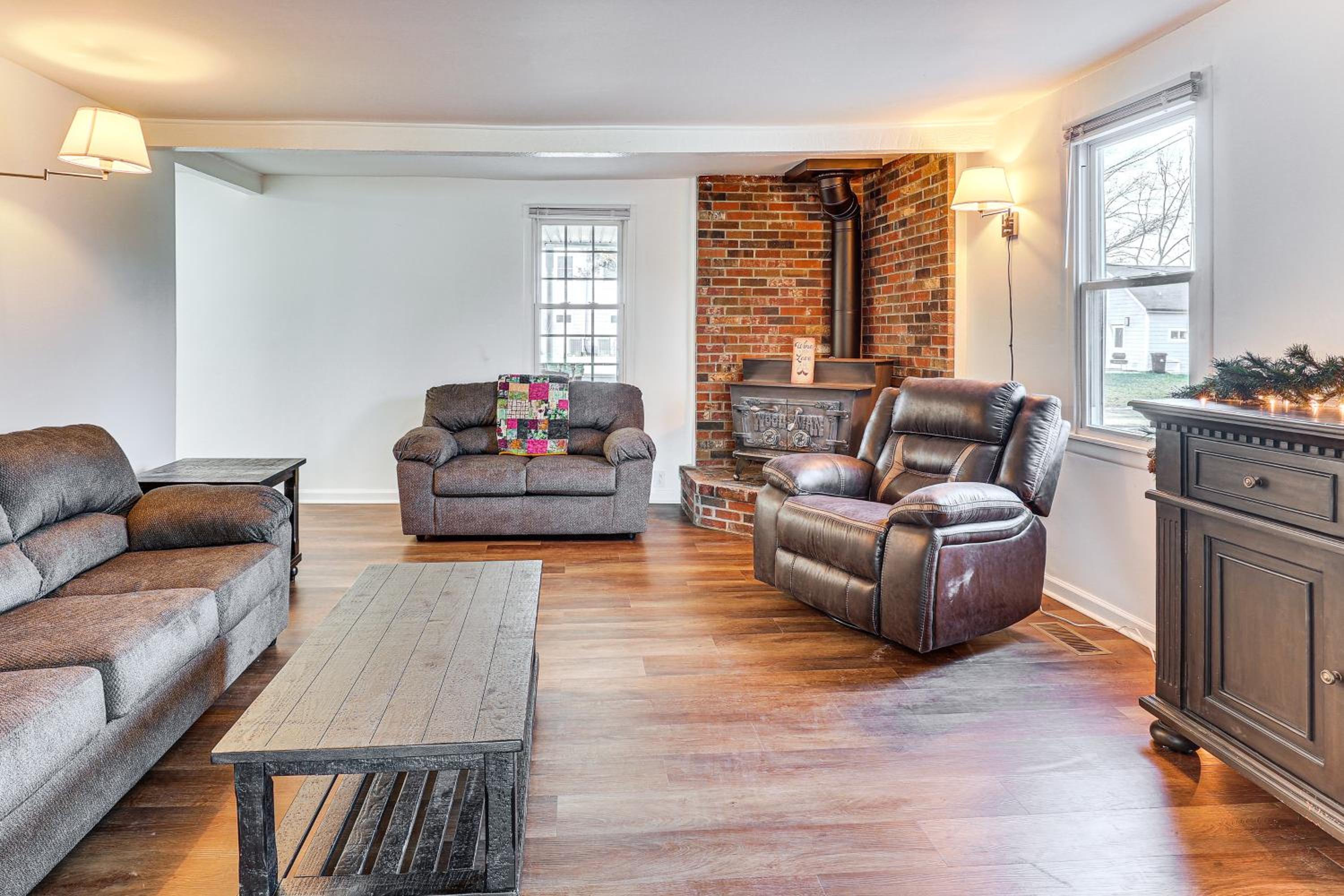 Steps to Winery! Updated Farmhouse in Holt