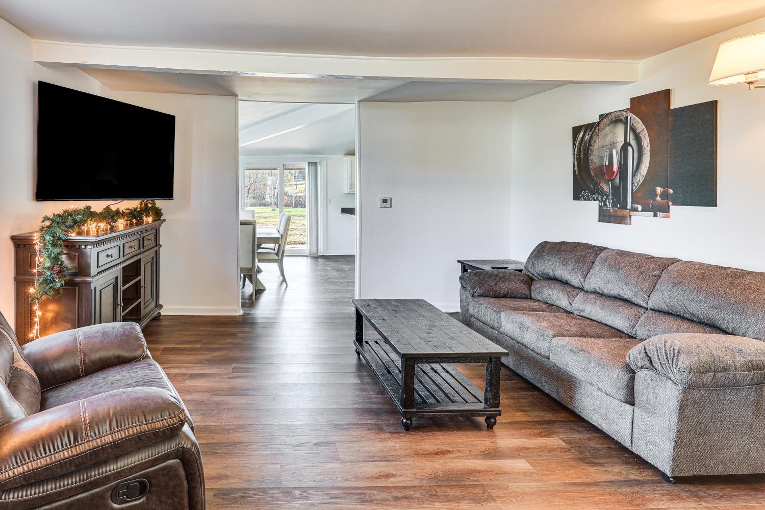Steps to Winery! Updated Farmhouse in Holt