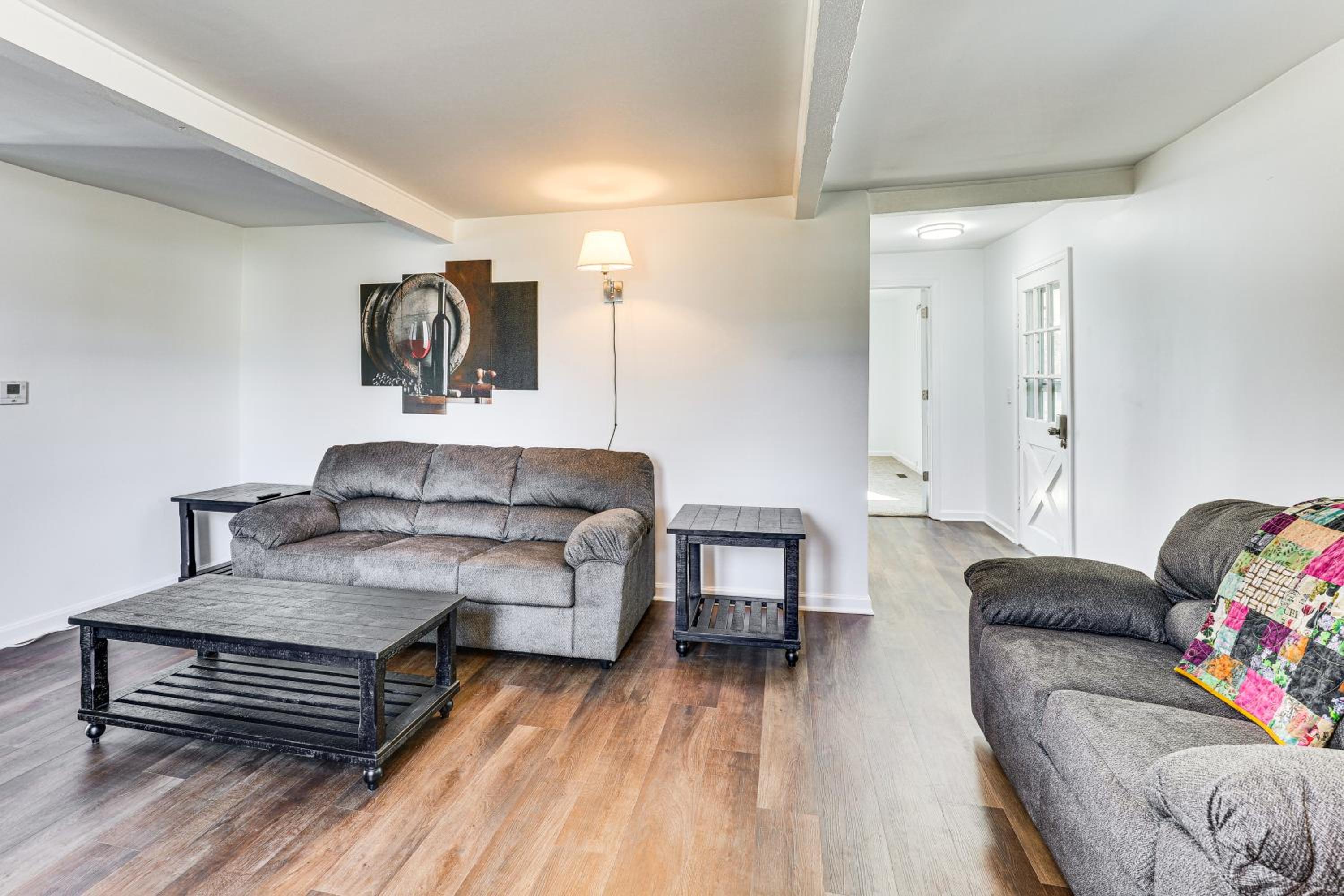 Steps to Winery! Updated Farmhouse in Holt
