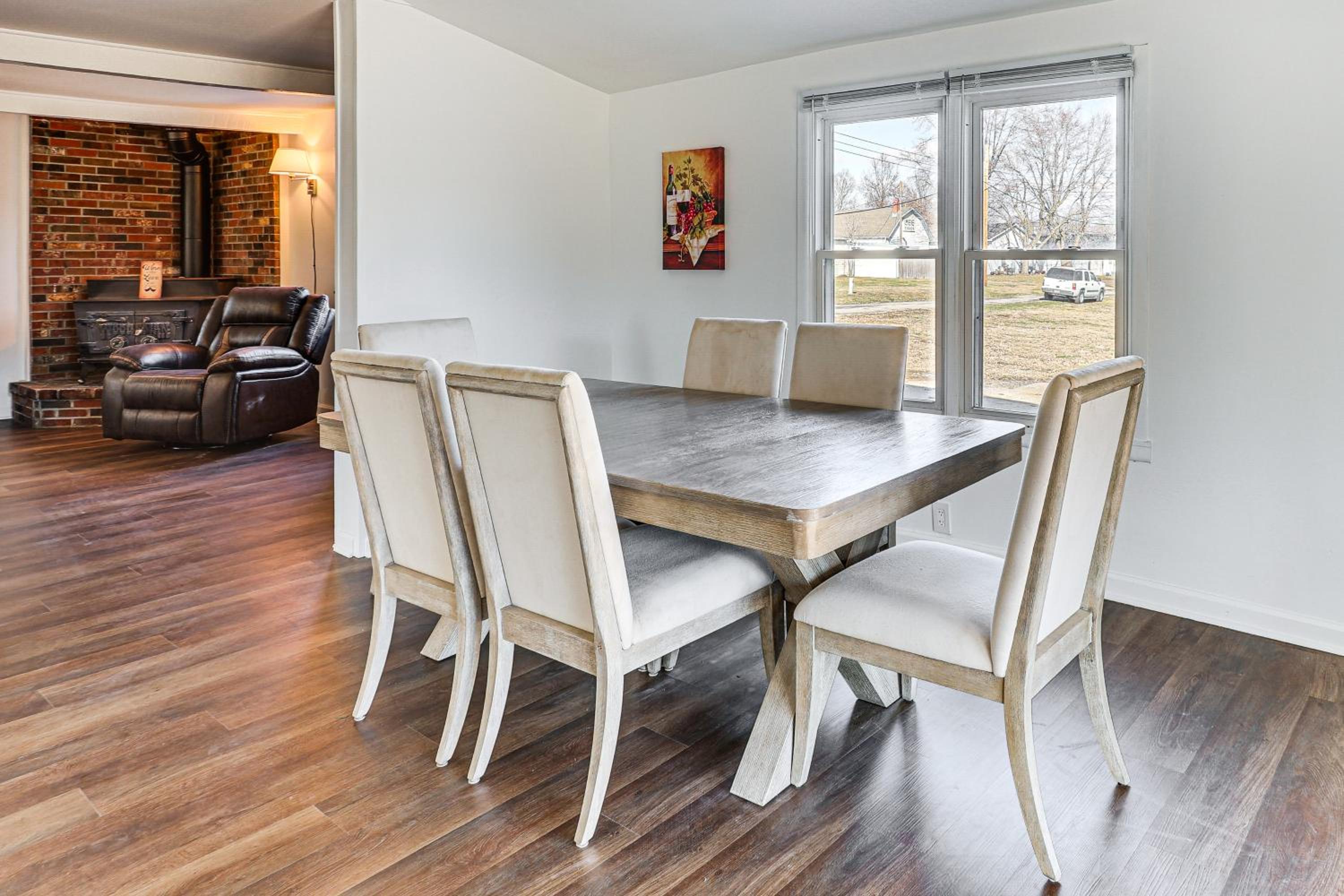 Steps to Winery! Updated Farmhouse in Holt
