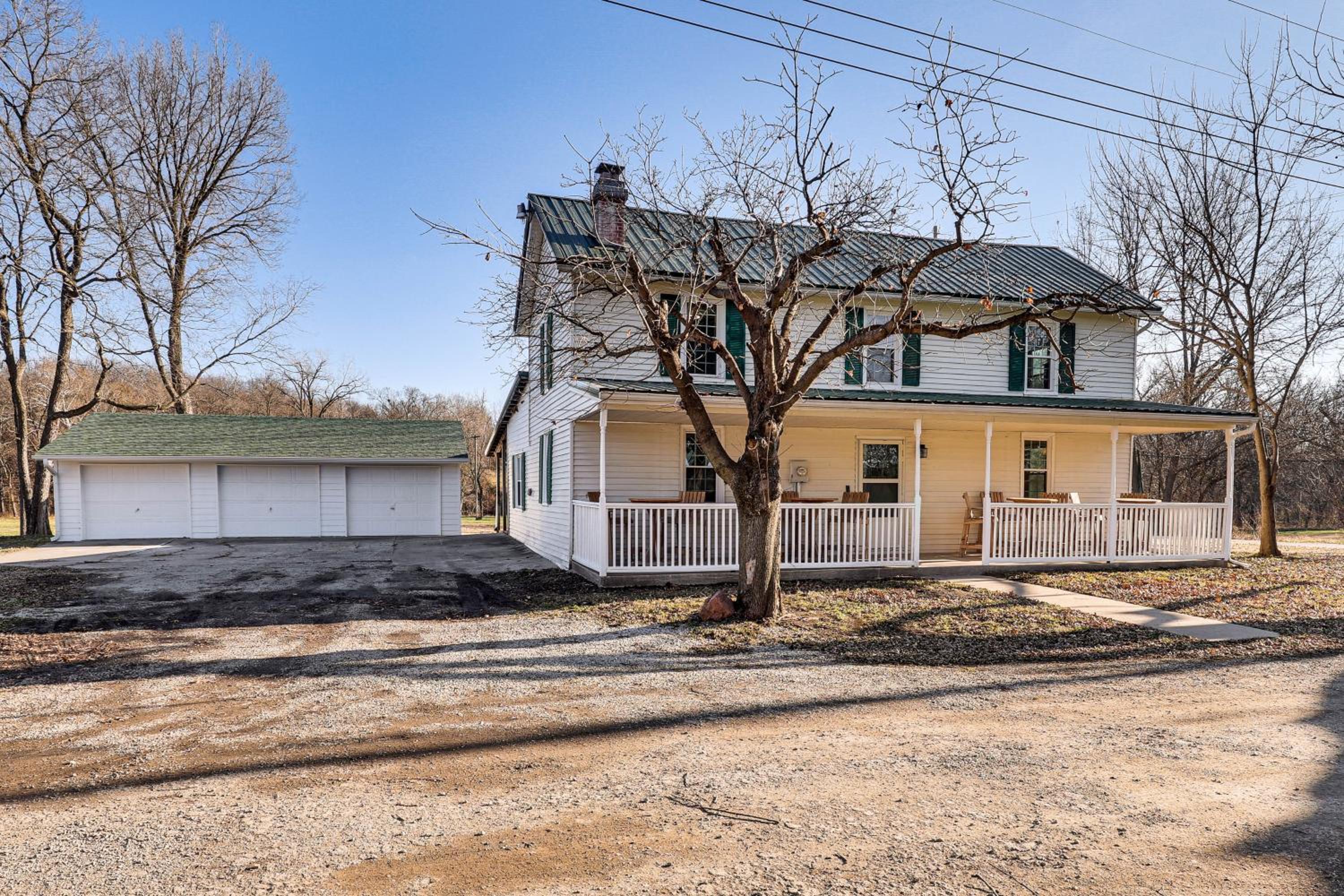 Steps to Winery! Updated Farmhouse in Holt