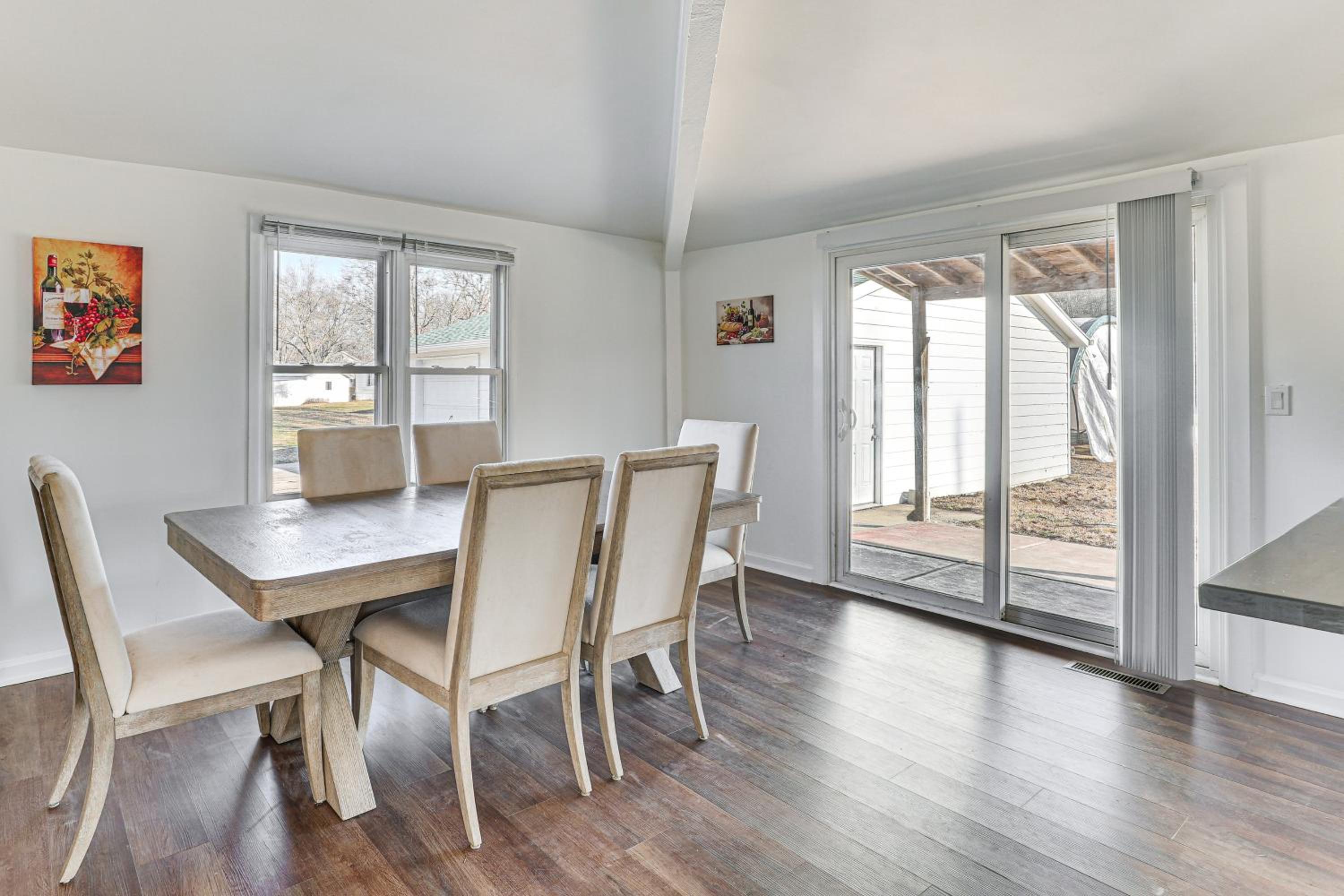 Steps to Winery! Updated Farmhouse in Holt