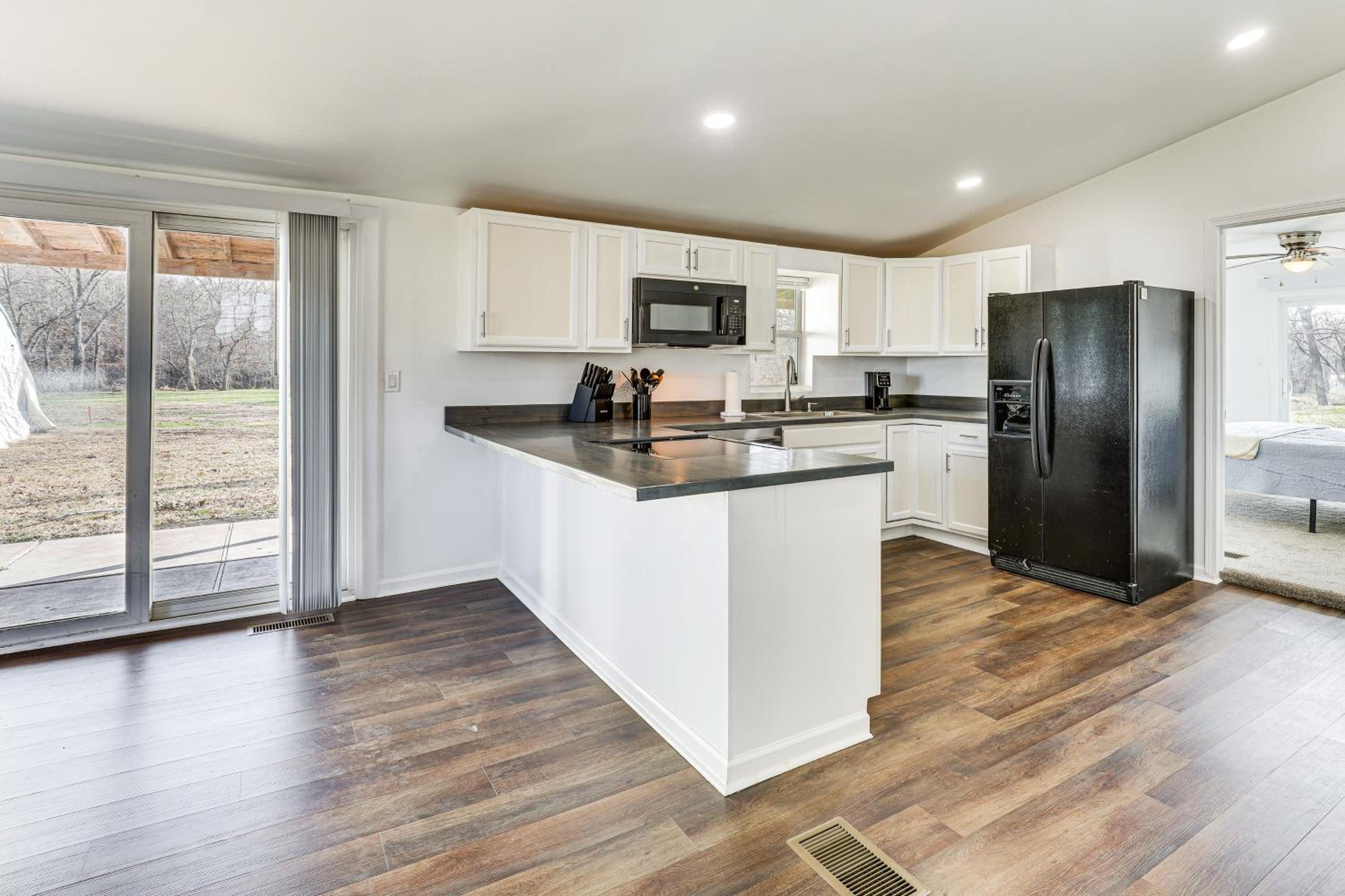 Steps to Winery! Updated Farmhouse in Holt