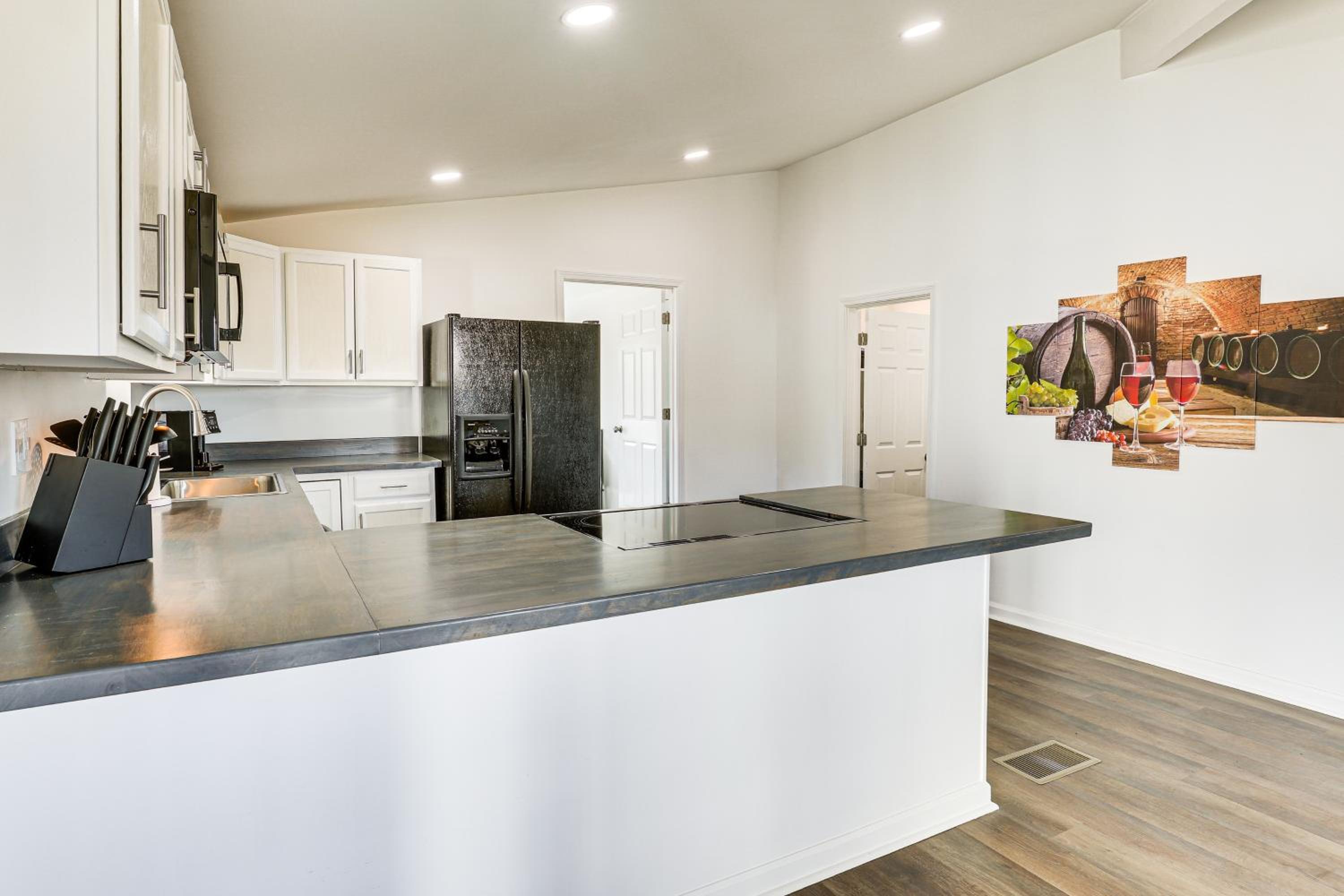 Steps to Winery! Updated Farmhouse in Holt