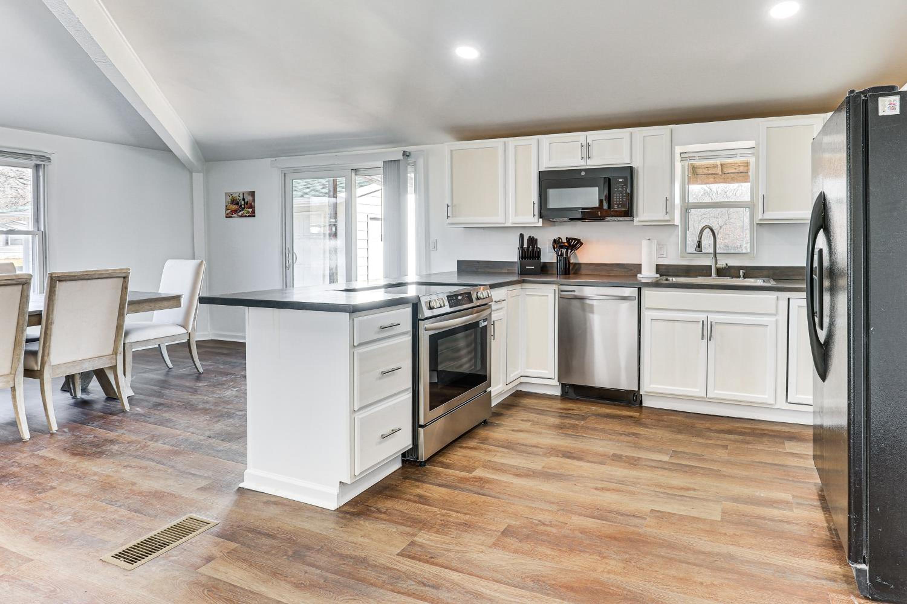 Steps to Winery! Updated Farmhouse in Holt