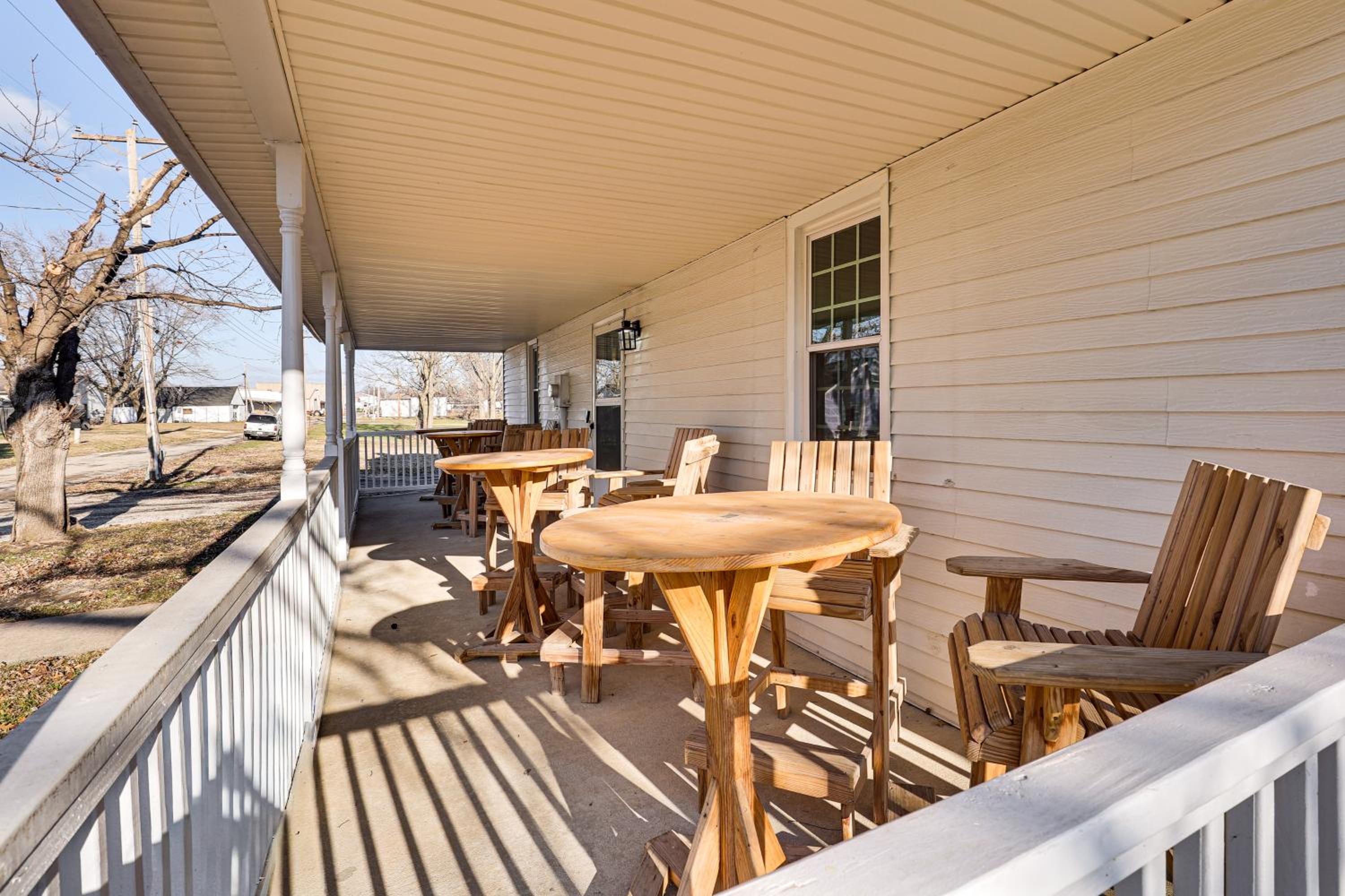 Steps to Winery! Updated Farmhouse in Holt