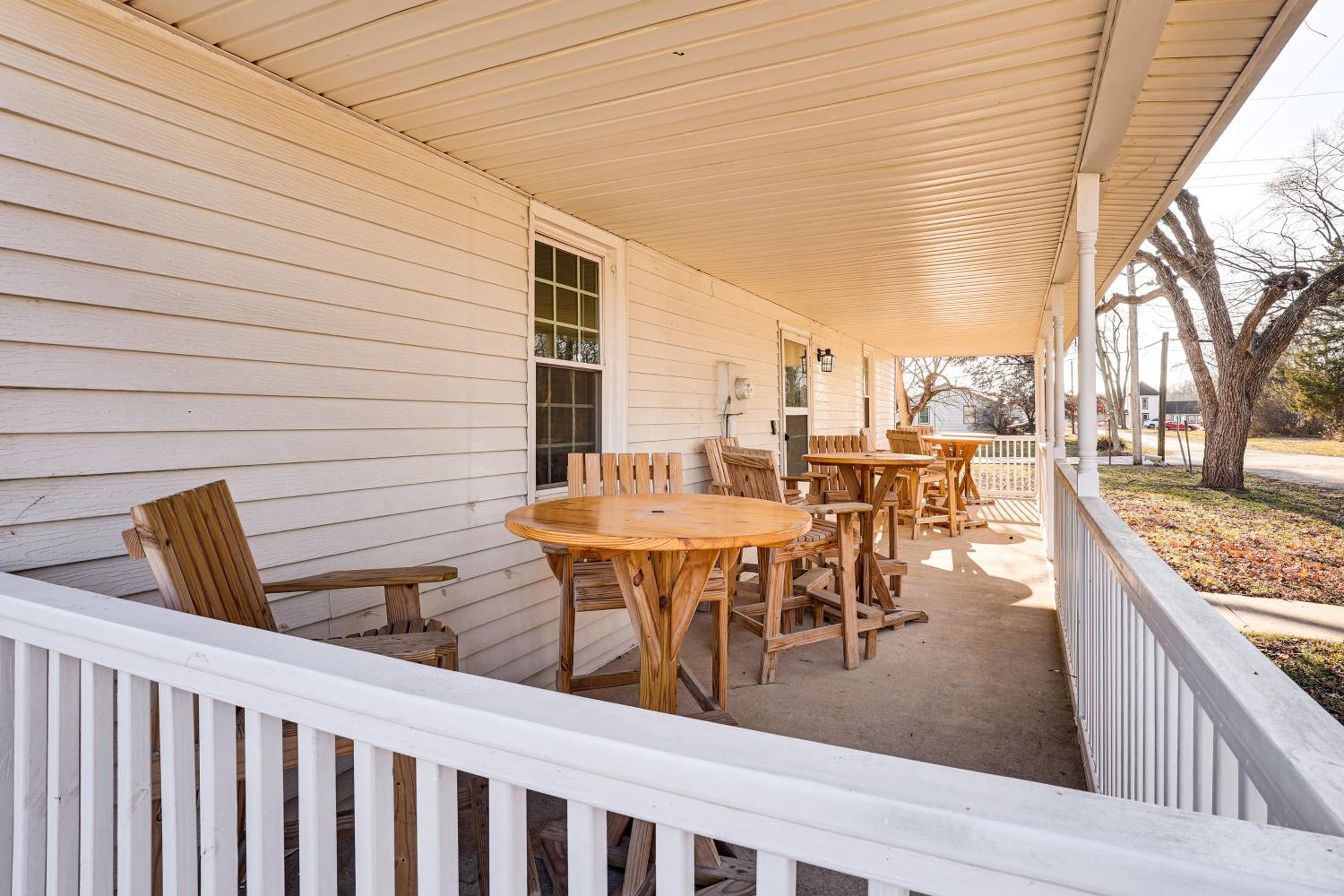 Steps to Winery! Updated Farmhouse in Holt