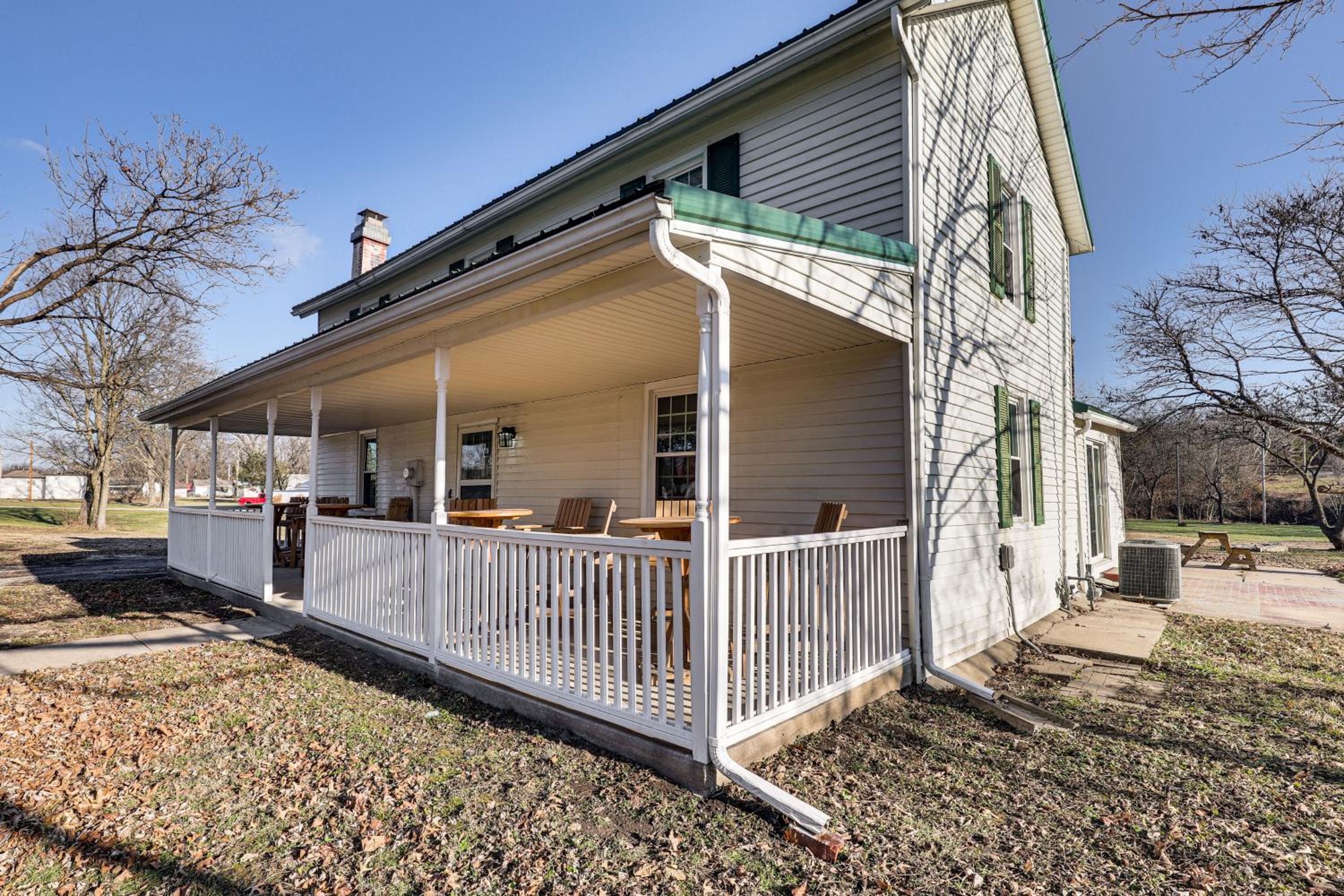Steps to Winery! Updated Farmhouse in Holt