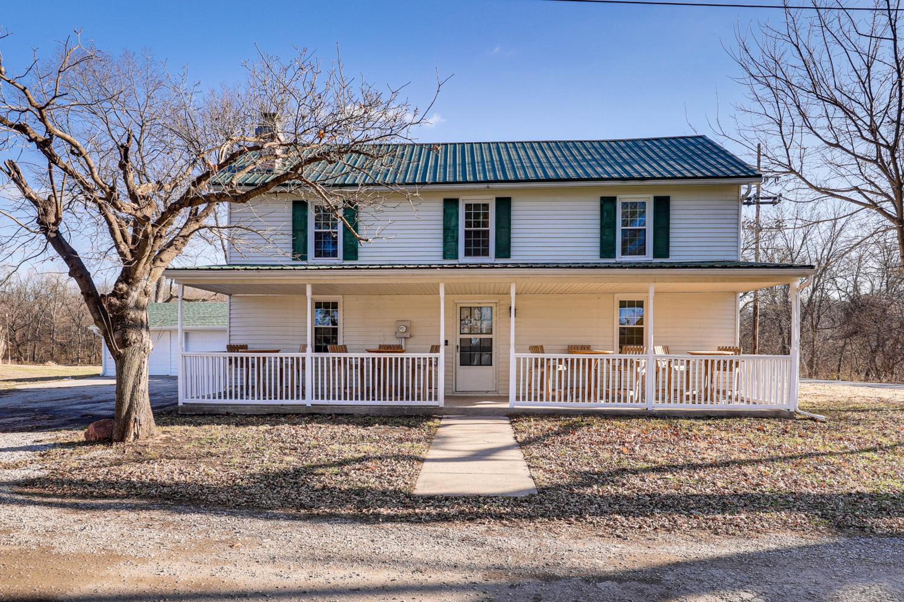 Steps to Winery! Updated Farmhouse in Holt