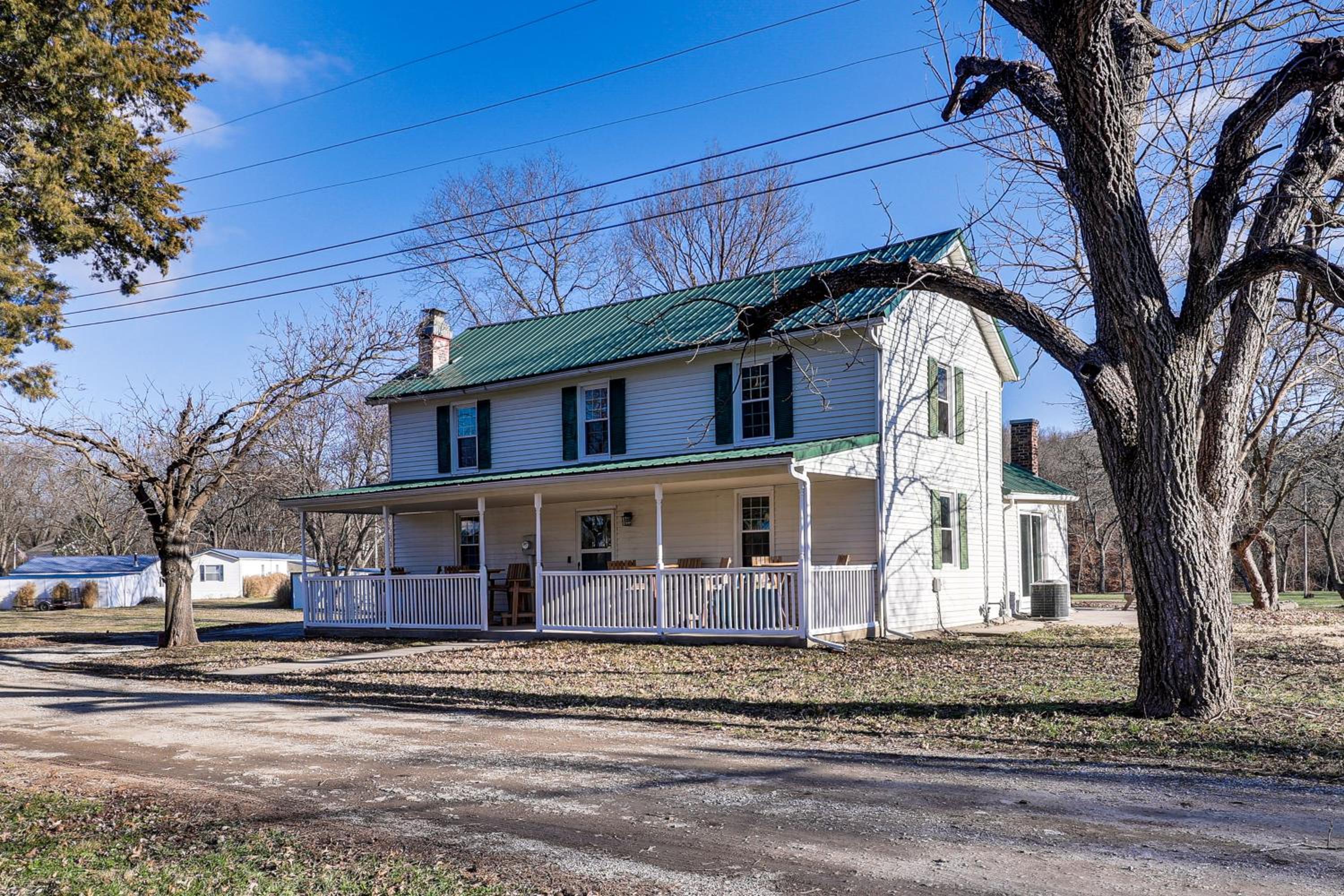 Steps to Winery! Updated Farmhouse in Holt