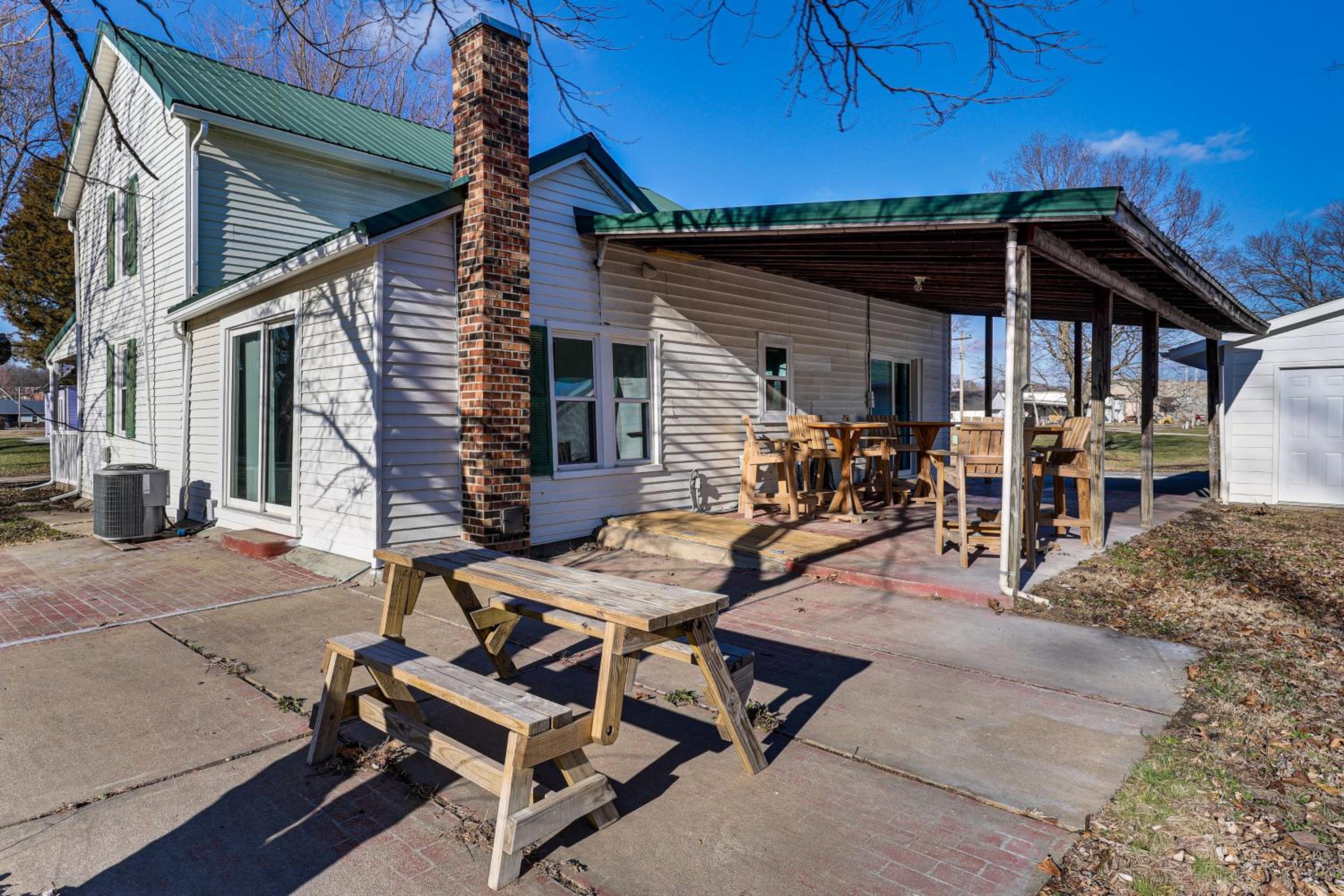 Steps to Winery! Updated Farmhouse in Holt