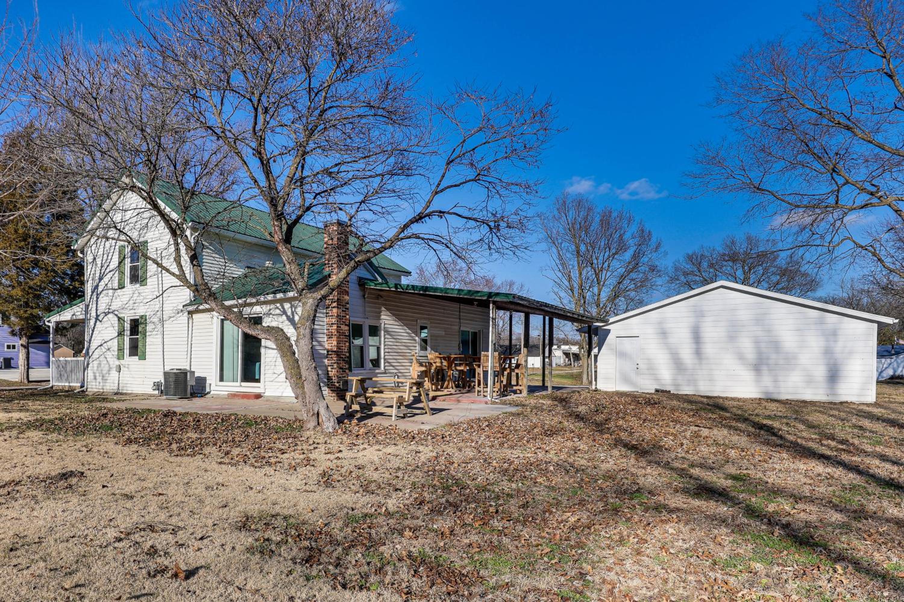 Steps to Winery! Updated Farmhouse in Holt