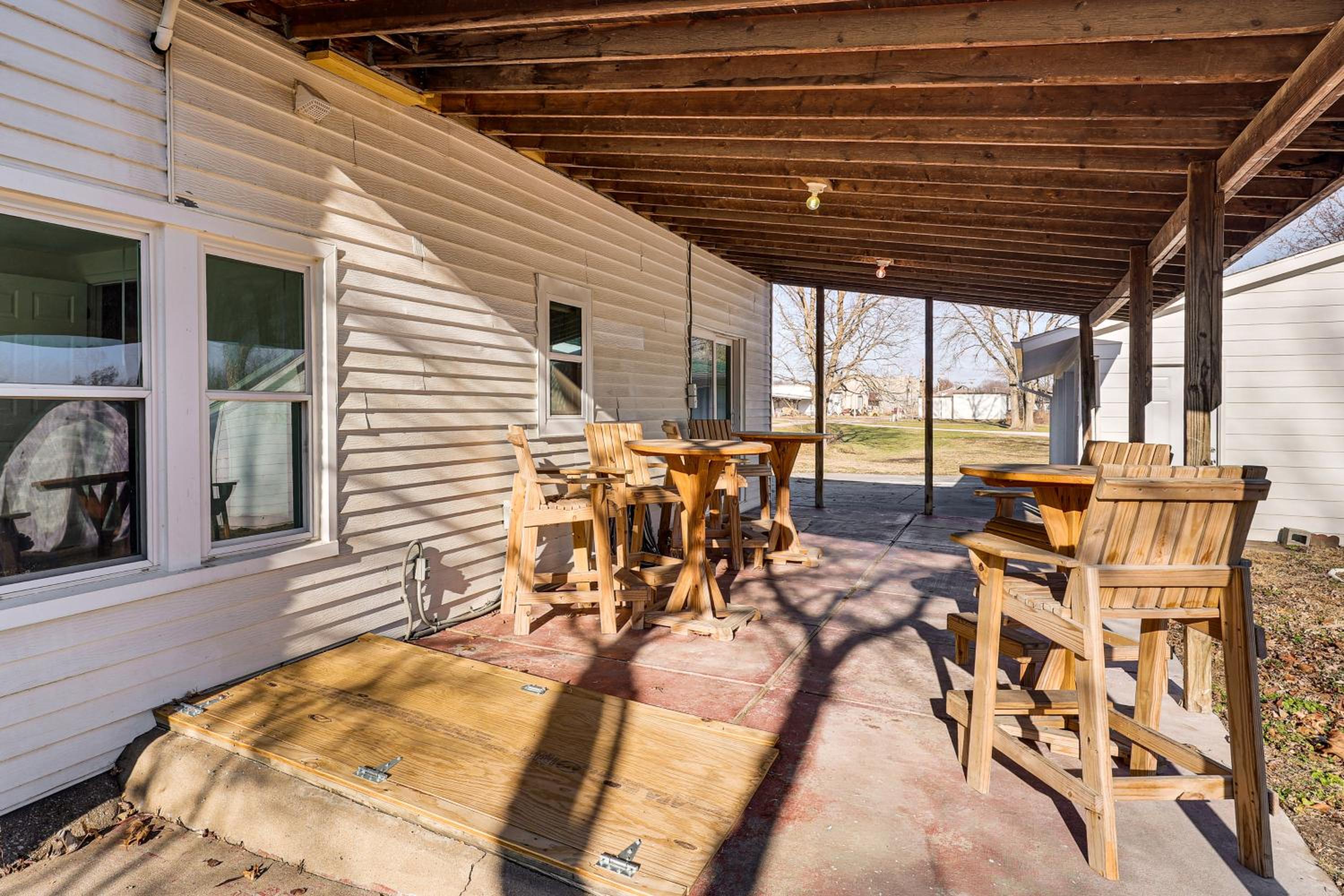 Steps to Winery! Updated Farmhouse in Holt