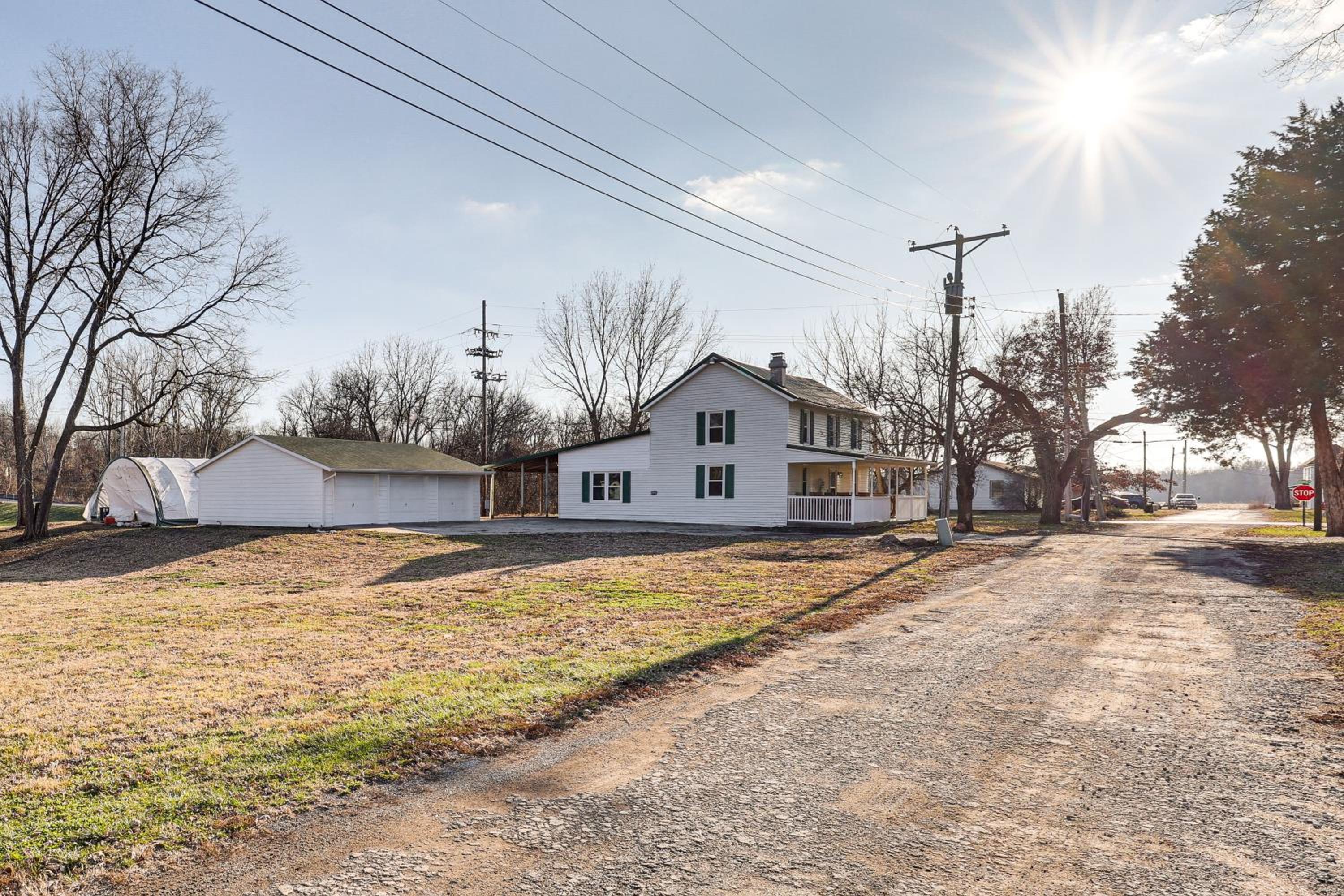Steps to Winery! Updated Farmhouse in Holt