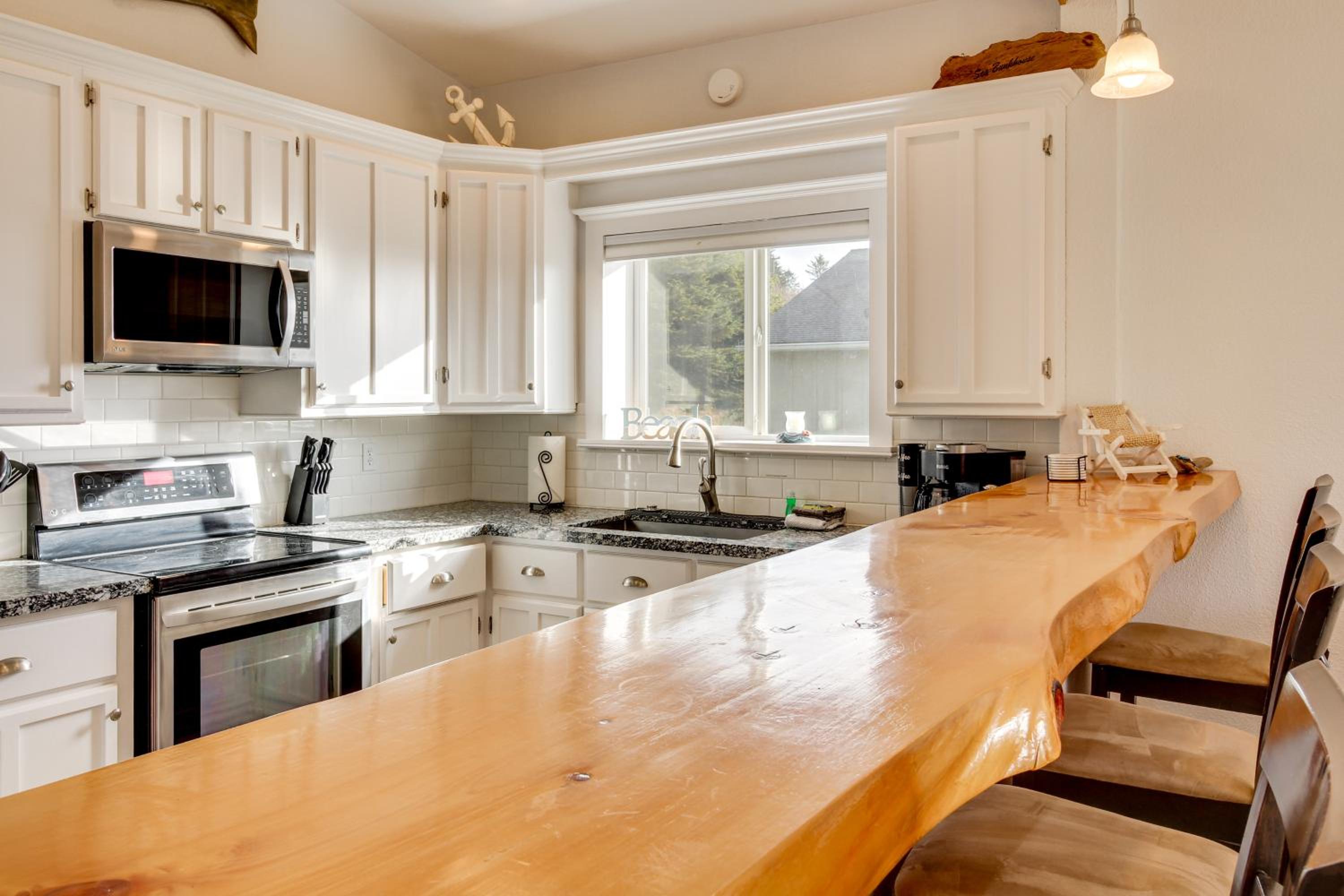 Stroll to Shore Retreat with Balcony in Gold Beach