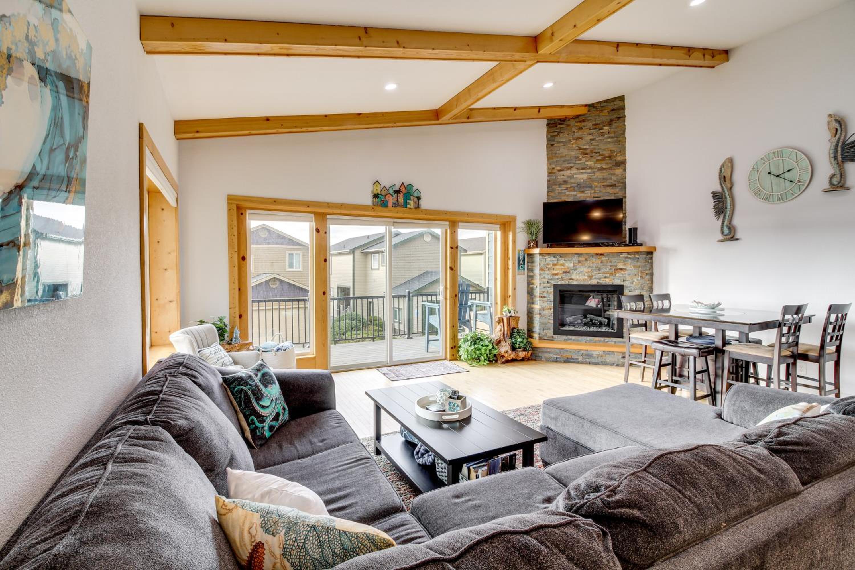 Stroll to Shore Retreat with Balcony in Gold Beach