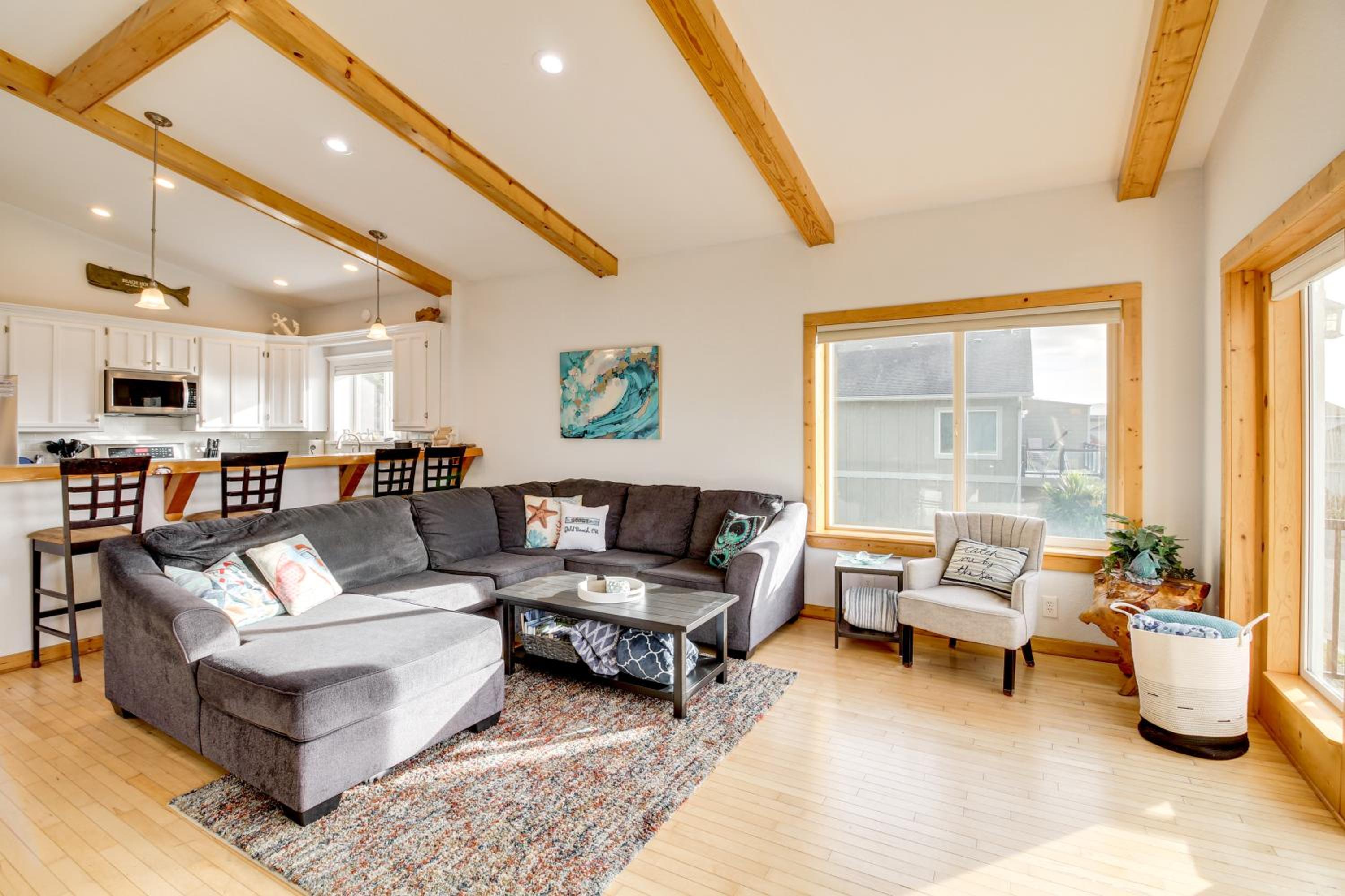 Stroll to Shore Retreat with Balcony in Gold Beach