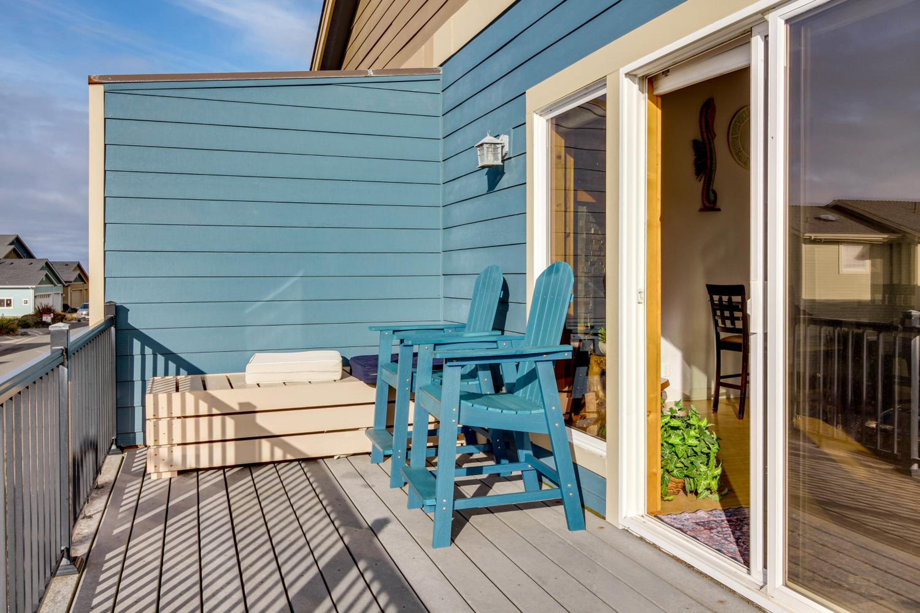 Stroll to Shore Retreat with Balcony in Gold Beach