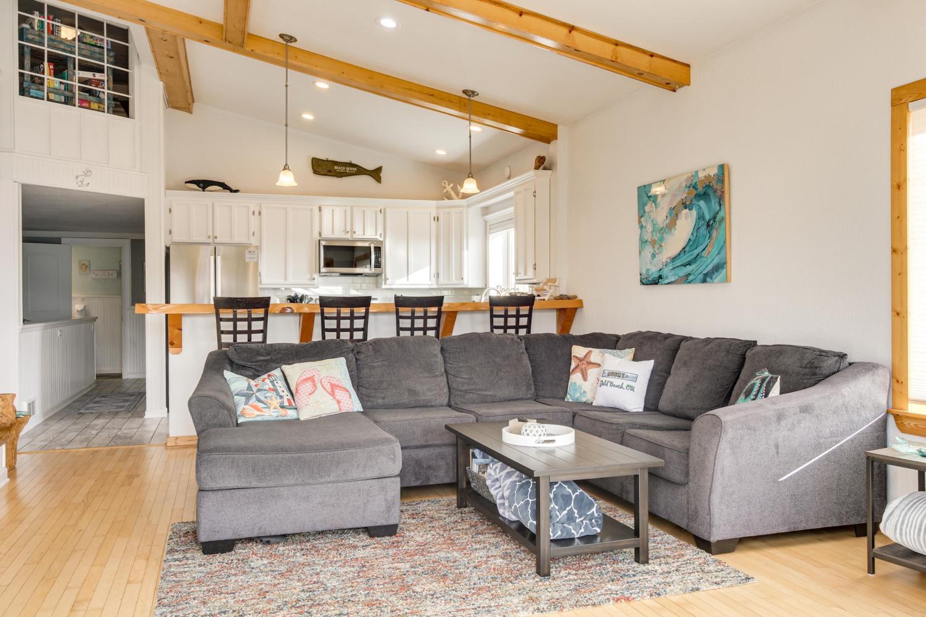 Stroll to Shore Retreat with Balcony in Gold Beach