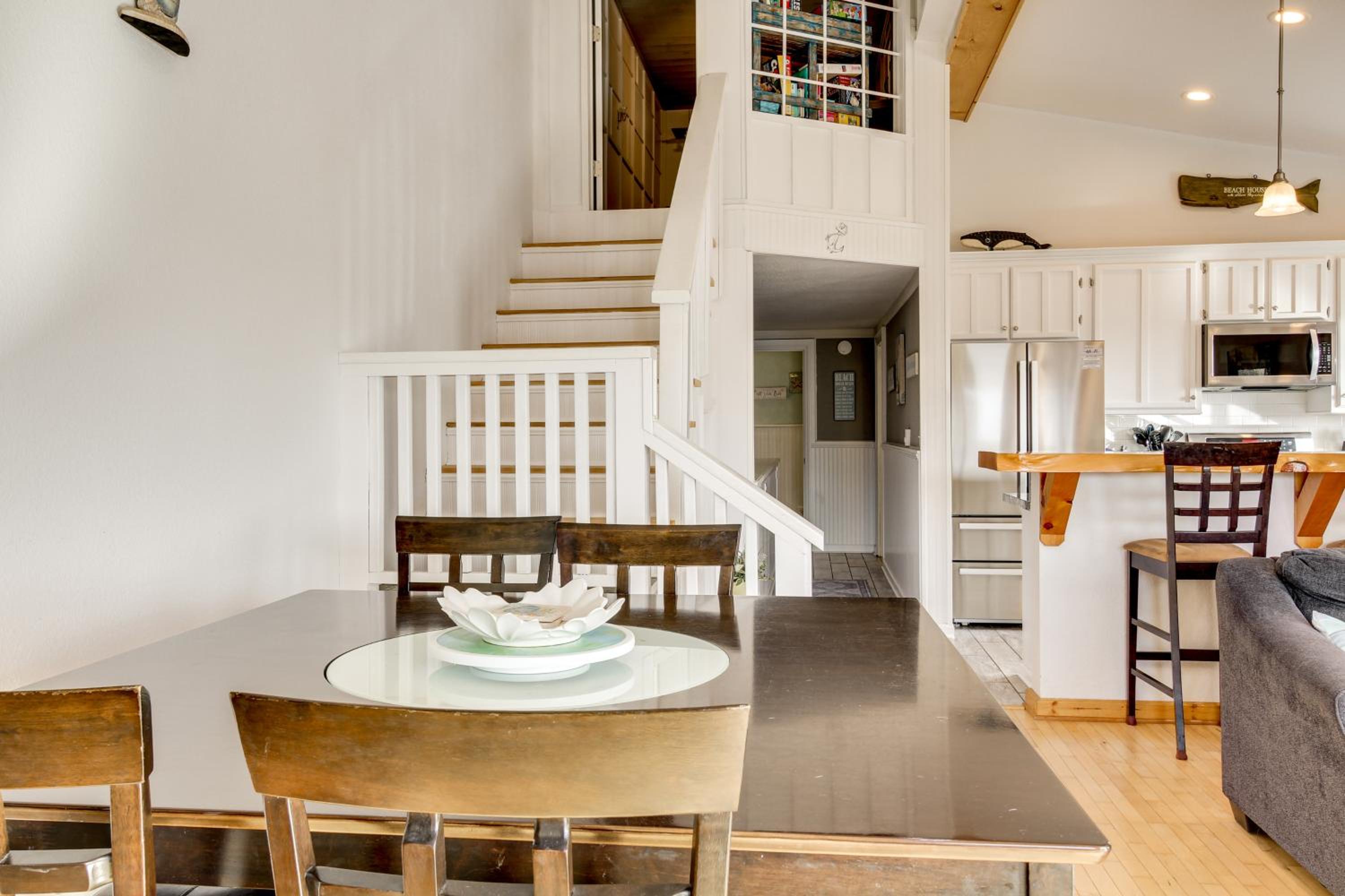 Stroll to Shore Retreat with Balcony in Gold Beach