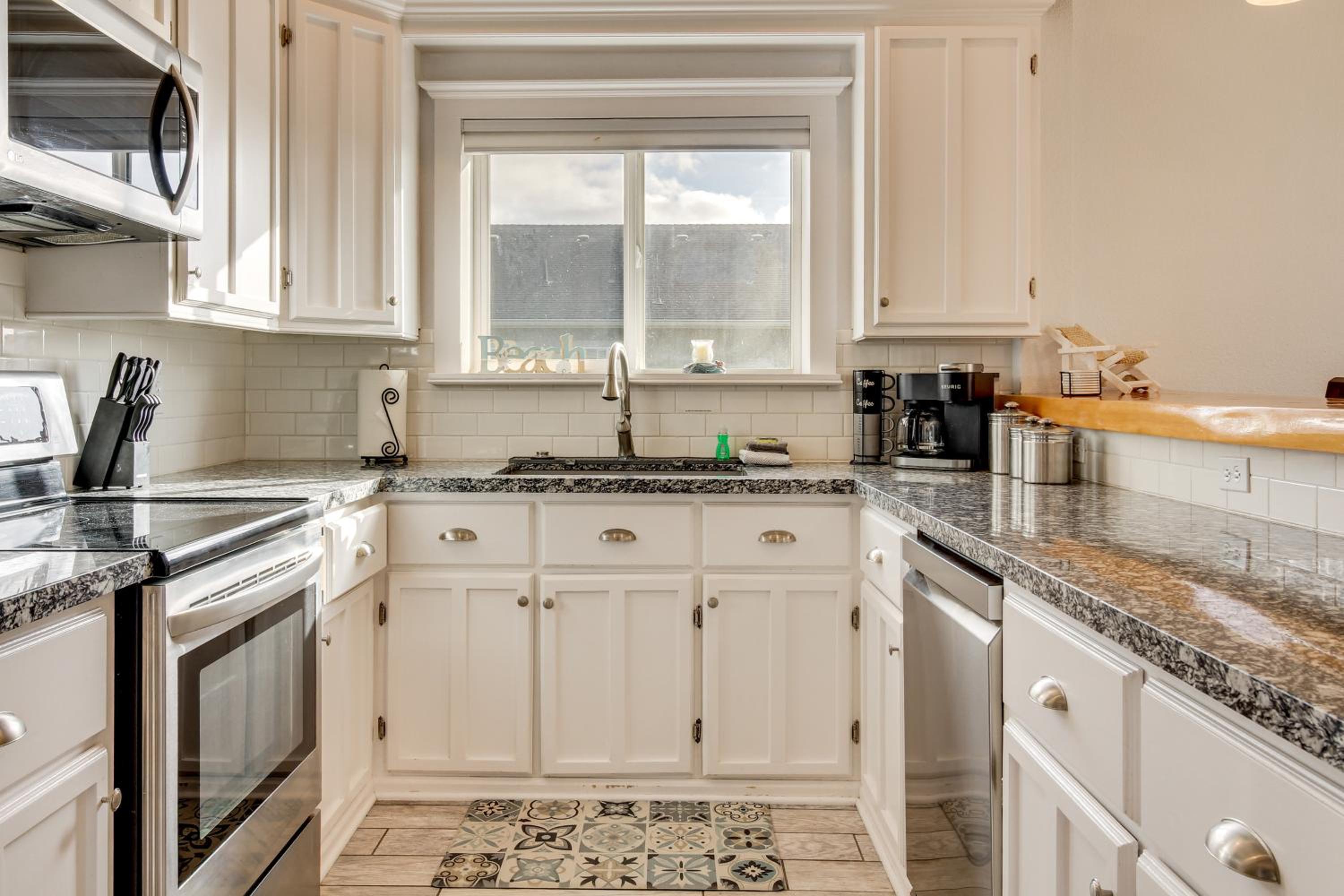 Stroll to Shore Retreat with Balcony in Gold Beach