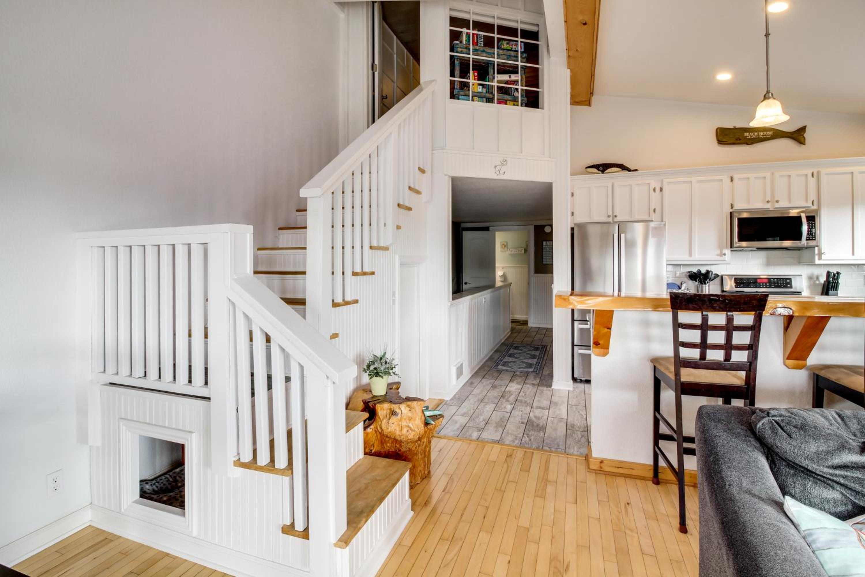 Stroll to Shore Retreat with Balcony in Gold Beach