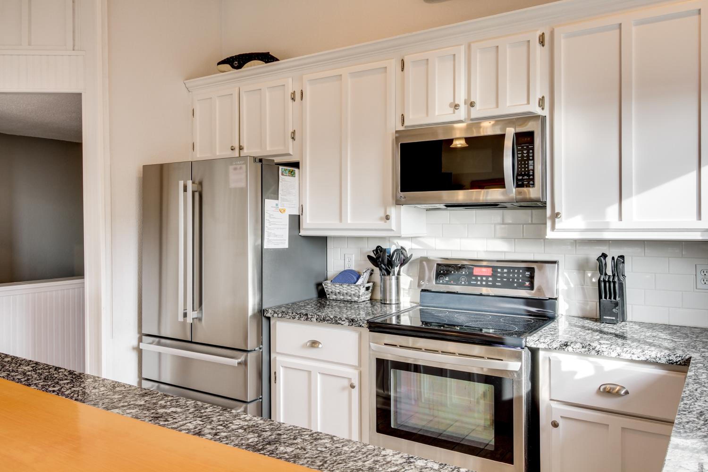 Stroll to Shore Retreat with Balcony in Gold Beach