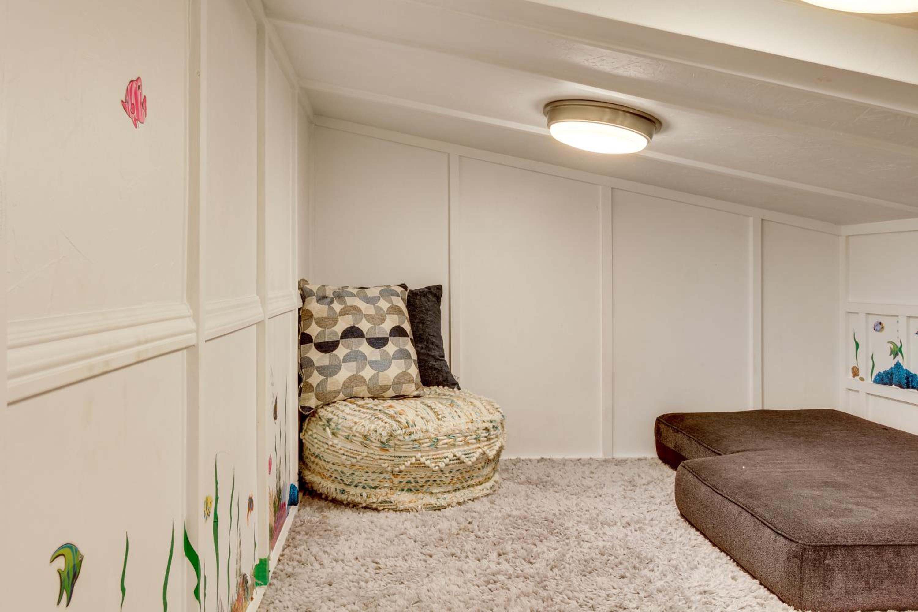 Stroll to Shore Retreat with Balcony in Gold Beach