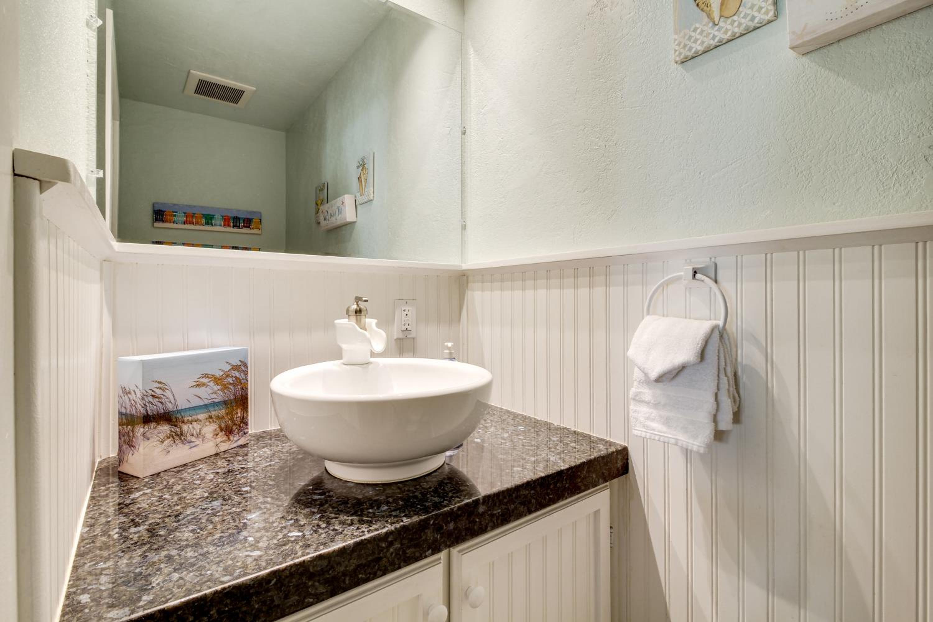 Stroll to Shore Retreat with Balcony in Gold Beach