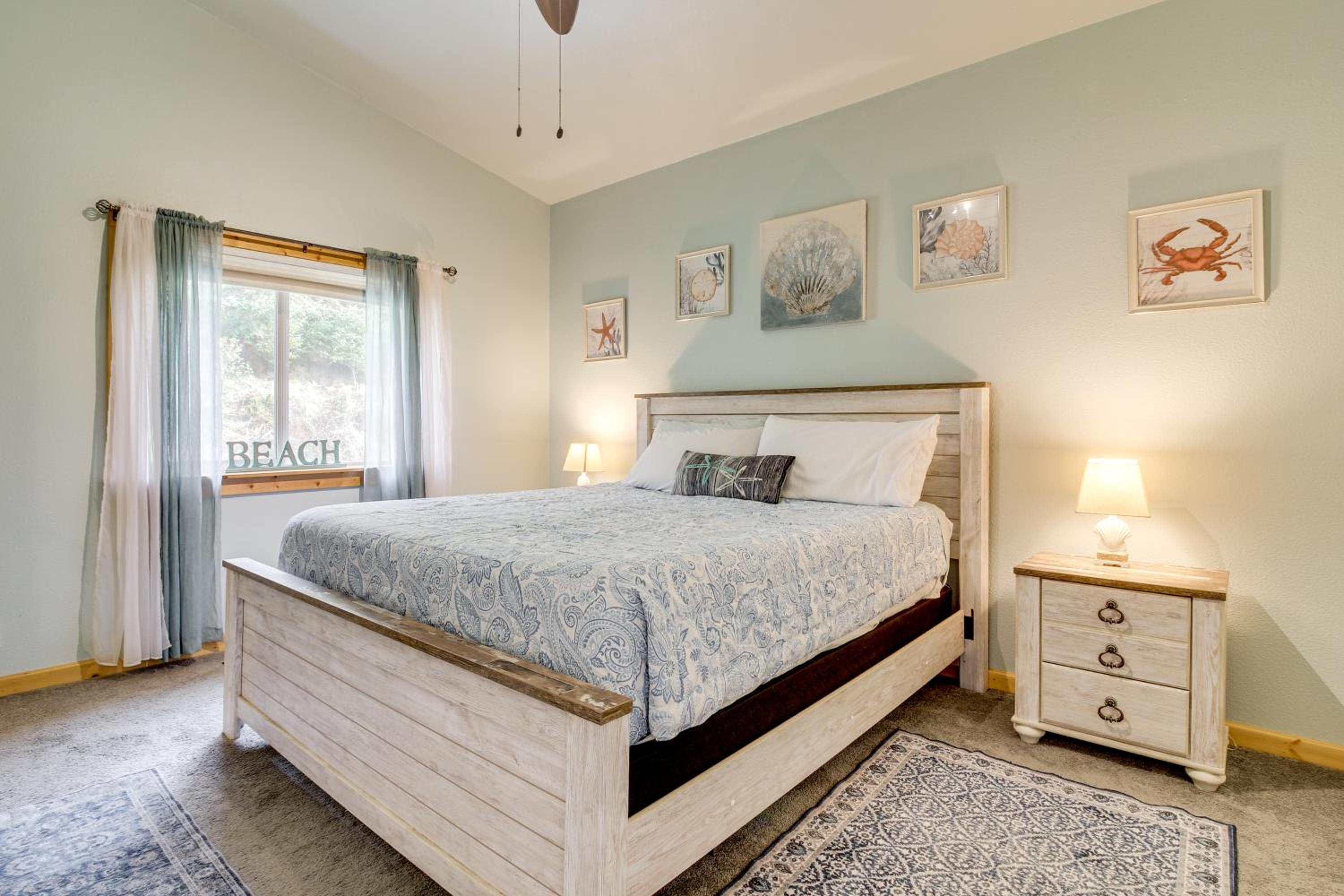 Stroll to Shore Retreat with Balcony in Gold Beach