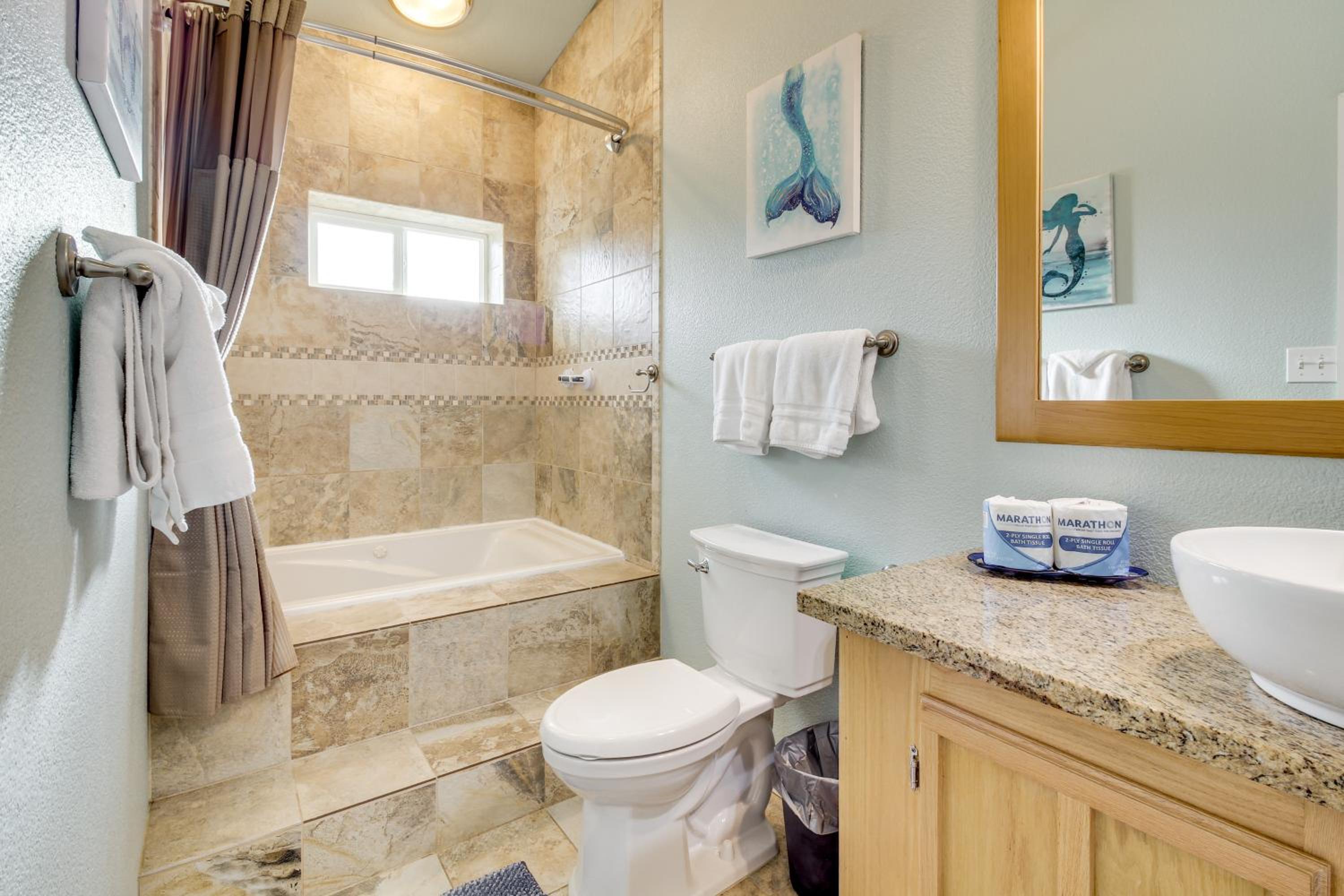 Stroll to Shore Retreat with Balcony in Gold Beach