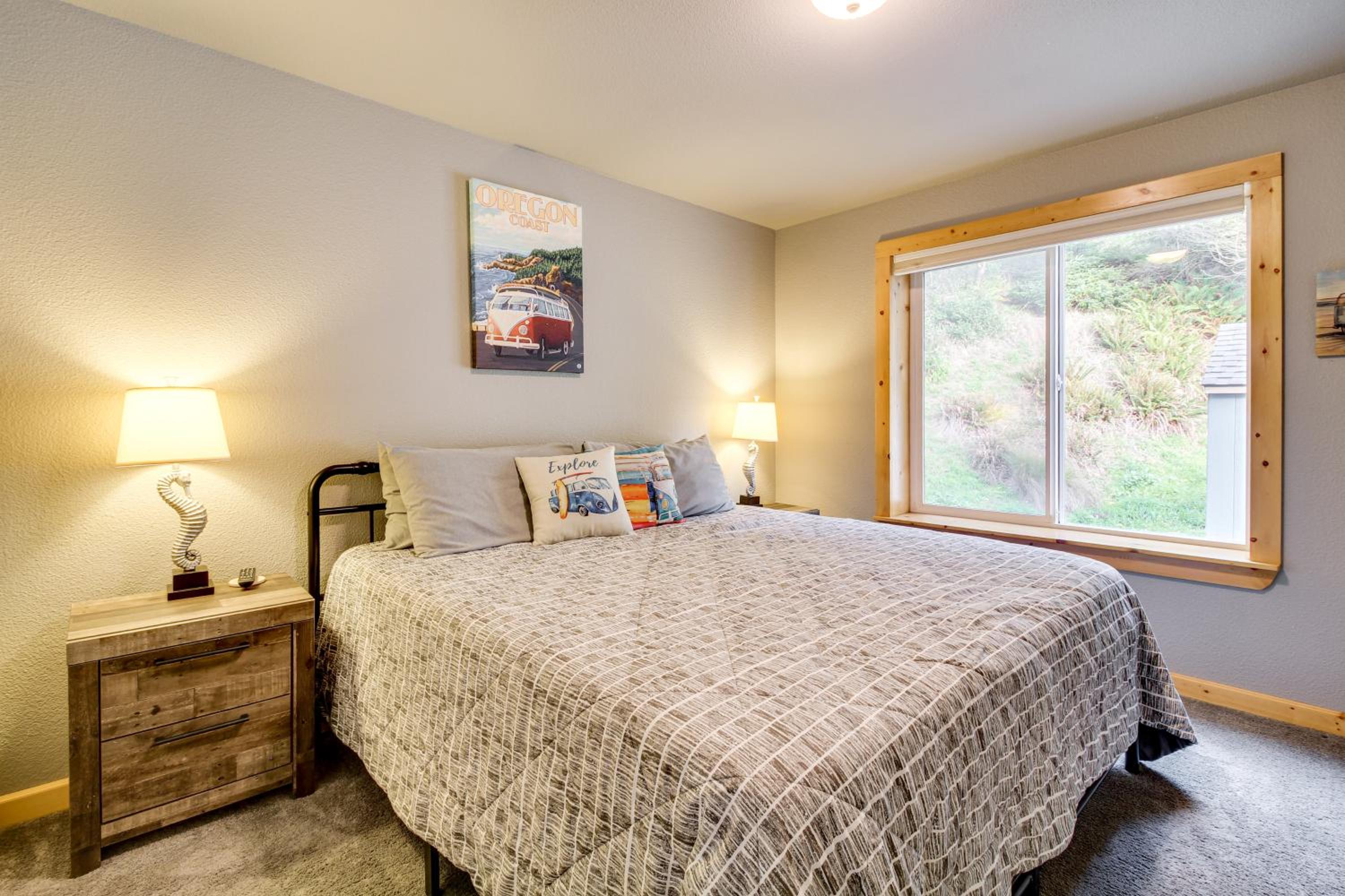 Stroll to Shore Retreat with Balcony in Gold Beach