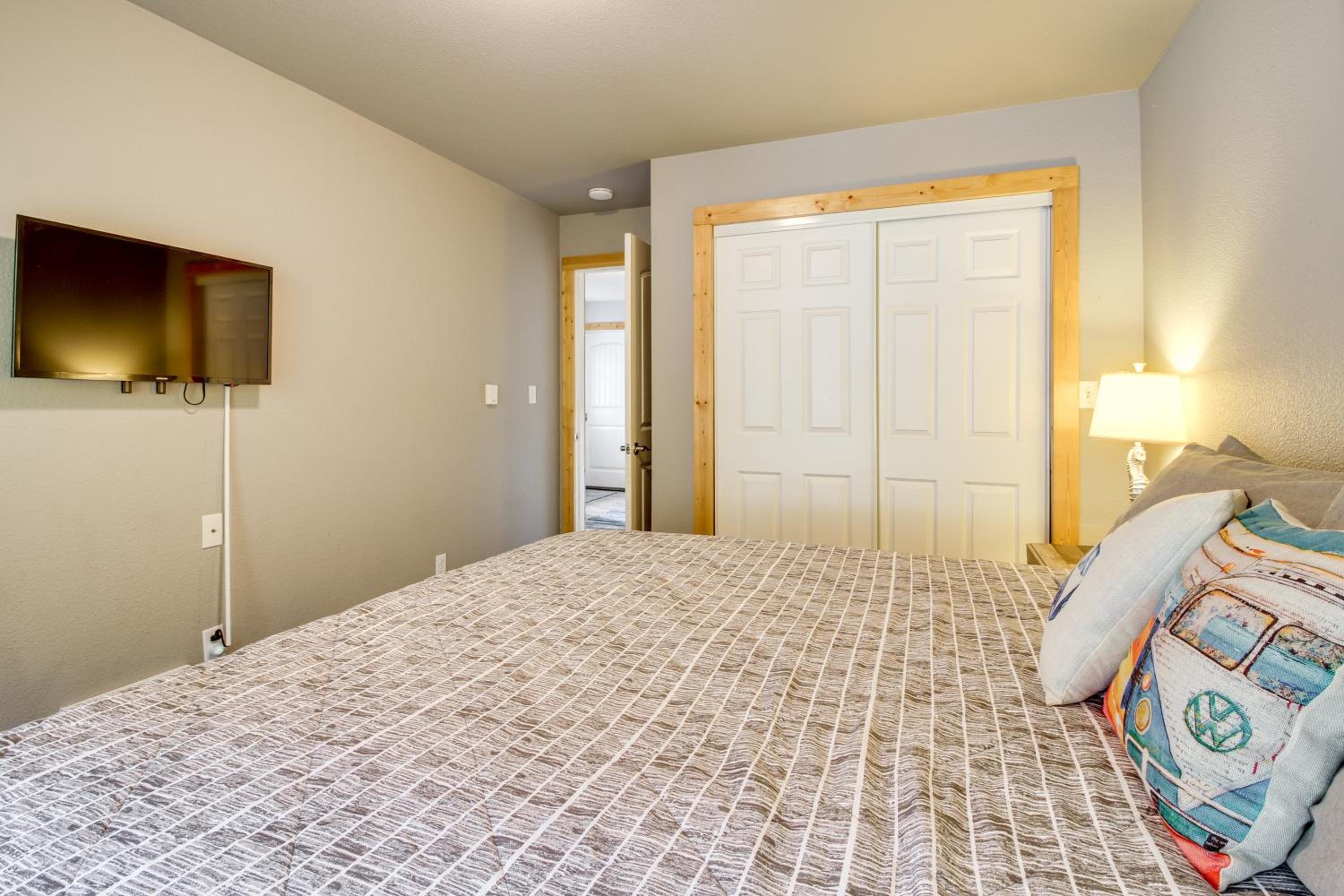 Stroll to Shore Retreat with Balcony in Gold Beach