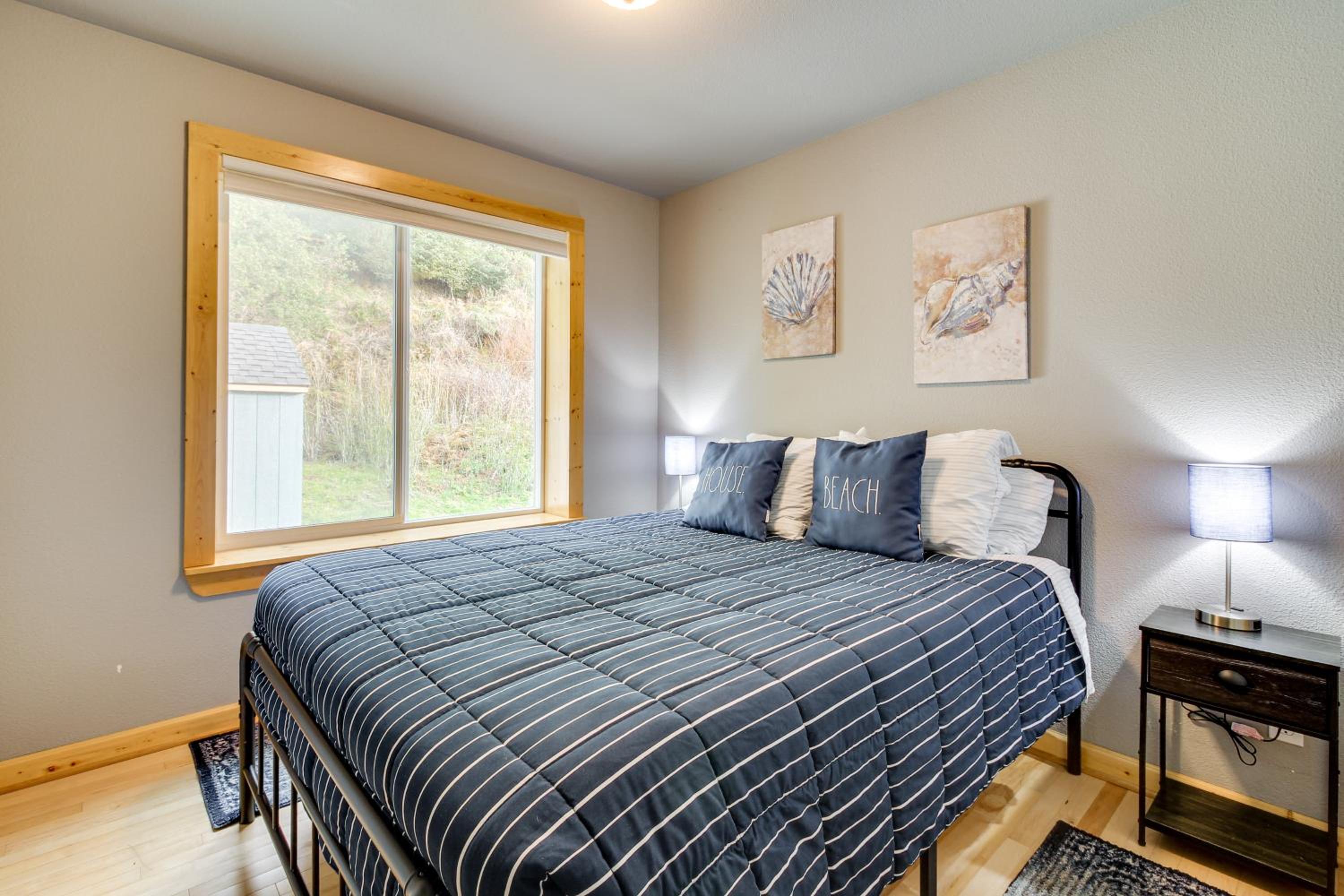 Stroll to Shore Retreat with Balcony in Gold Beach