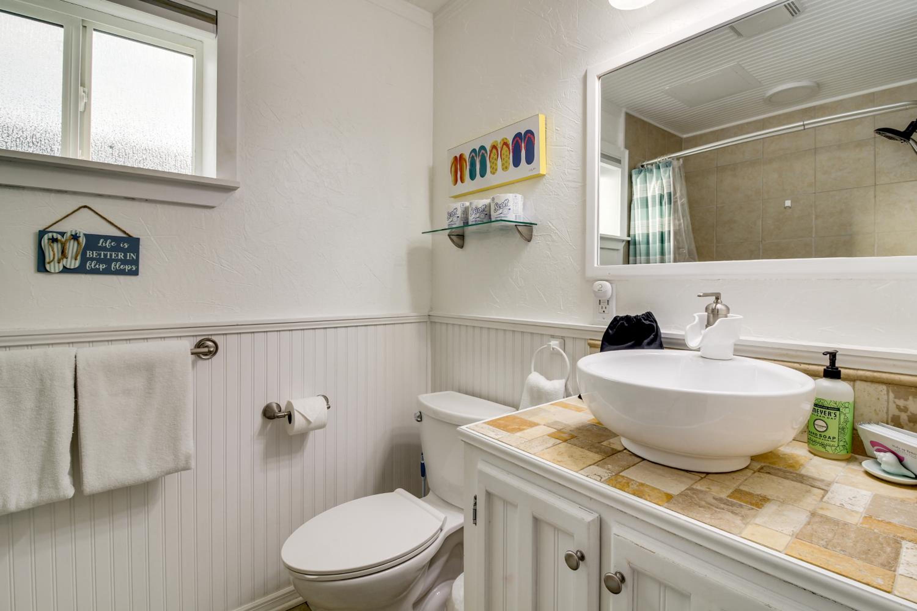 Stroll to Shore Retreat with Balcony in Gold Beach