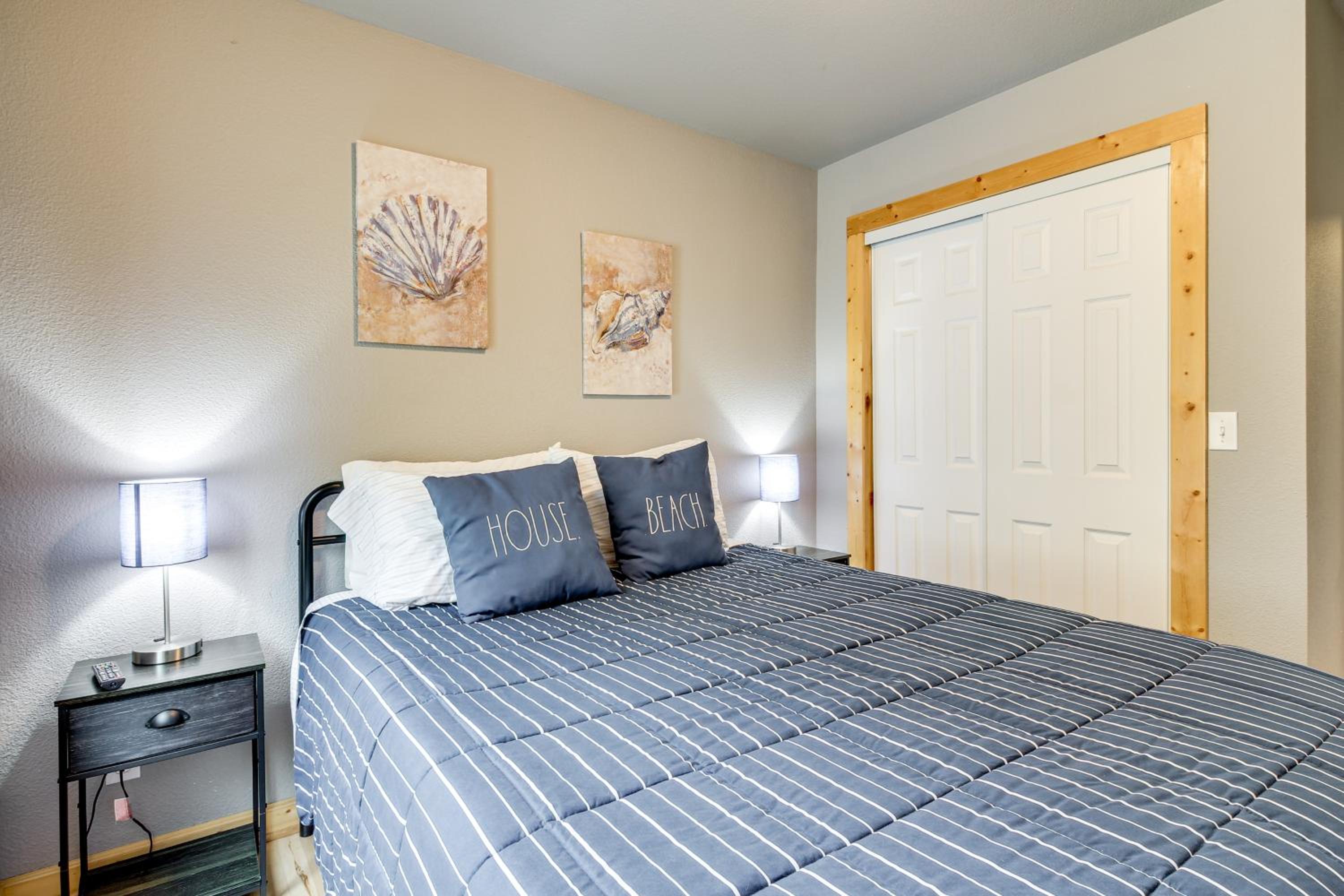 Stroll to Shore Retreat with Balcony in Gold Beach
