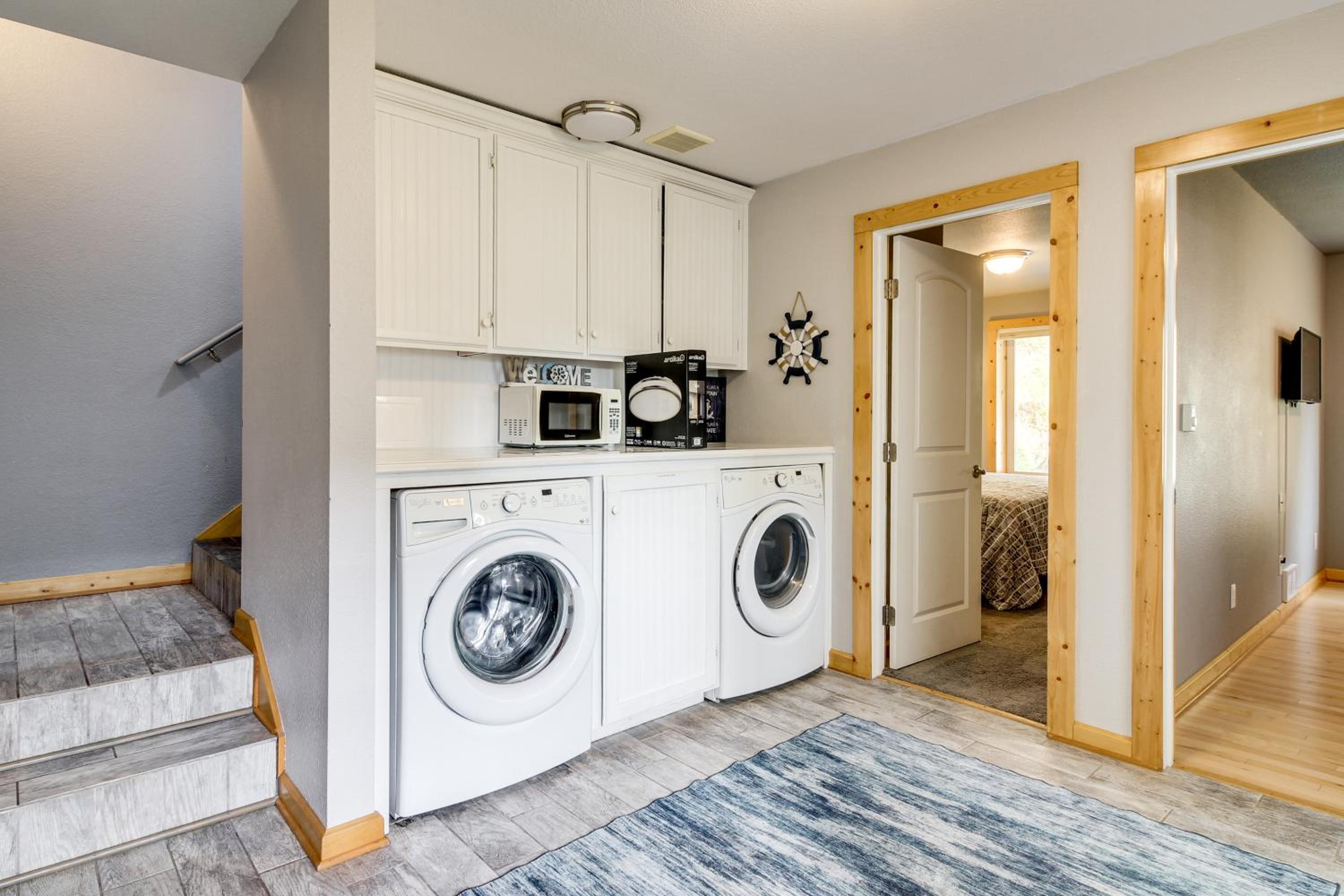 Stroll to Shore Retreat with Balcony in Gold Beach